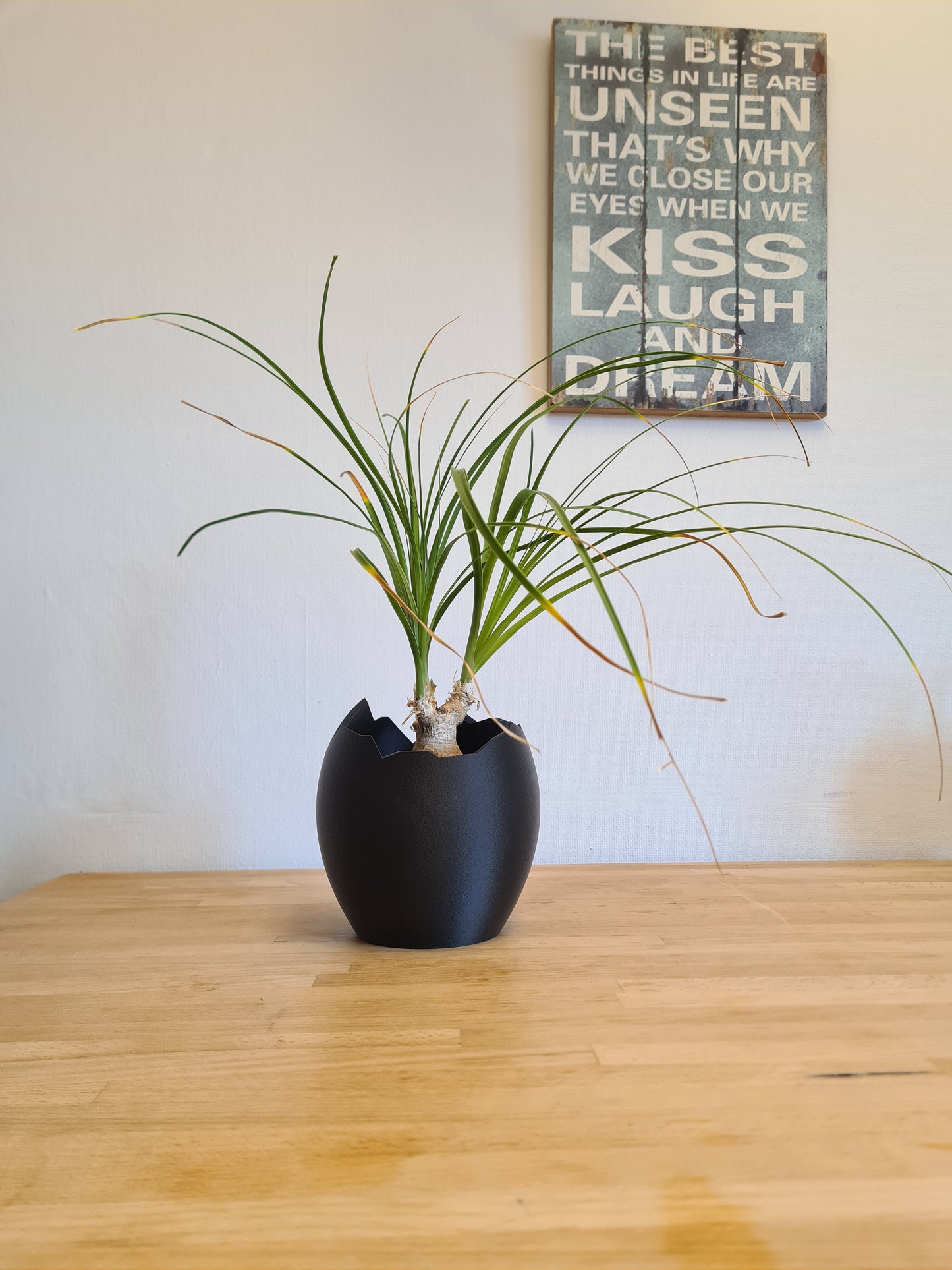 3D-gedruckte Vase „Broken Egg“ in Eierschalen-Optik aus mattem PLA – Oster- und Wohndeko von print3design