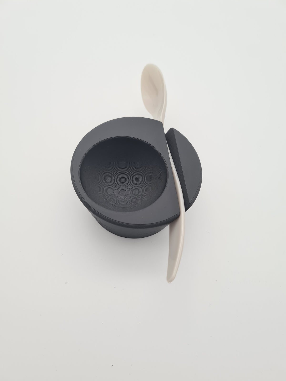 Eierbecher „Eggcellence“ in Charcoal, einzeln mit eingehängtem Löffel – aus mattem PLA, 3D-Druck von print3design