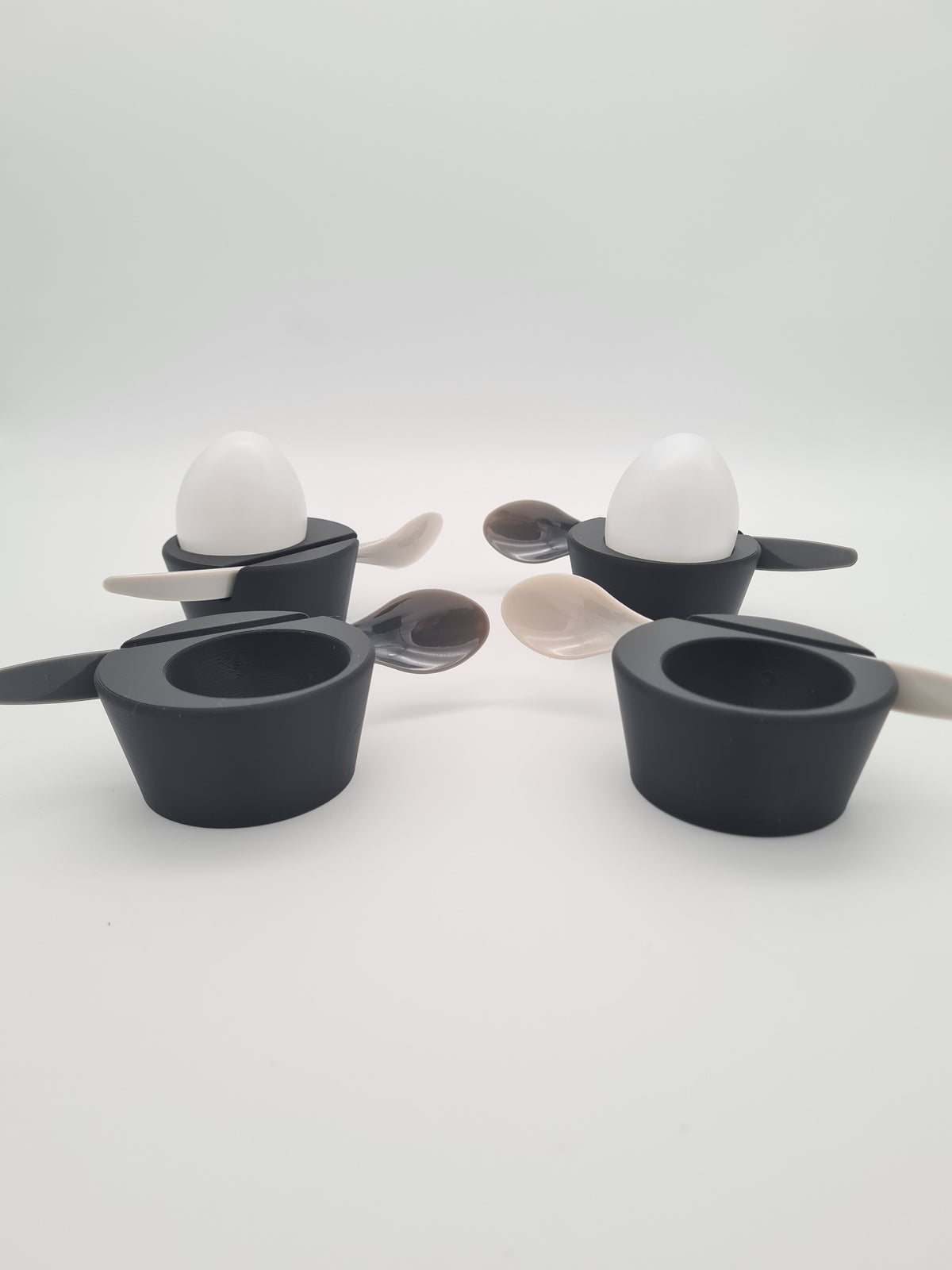 Eierbecher „Eggcellence“ in Charcoal, 4er Set – Frühstücksdeko aus mattem PLA, 3D-Druck von print3design