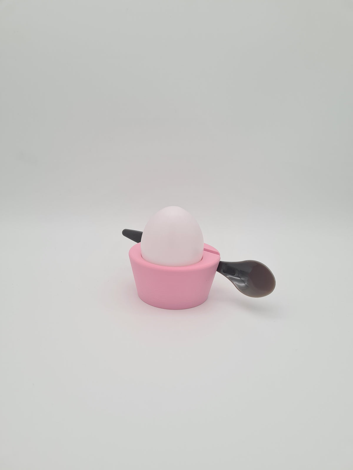 Eierbecher „Eggcellence“ in Sakura Pink mit Ei und Löffel – Frühstücksdeko aus mattem PLA, 3D-Druck von print3design