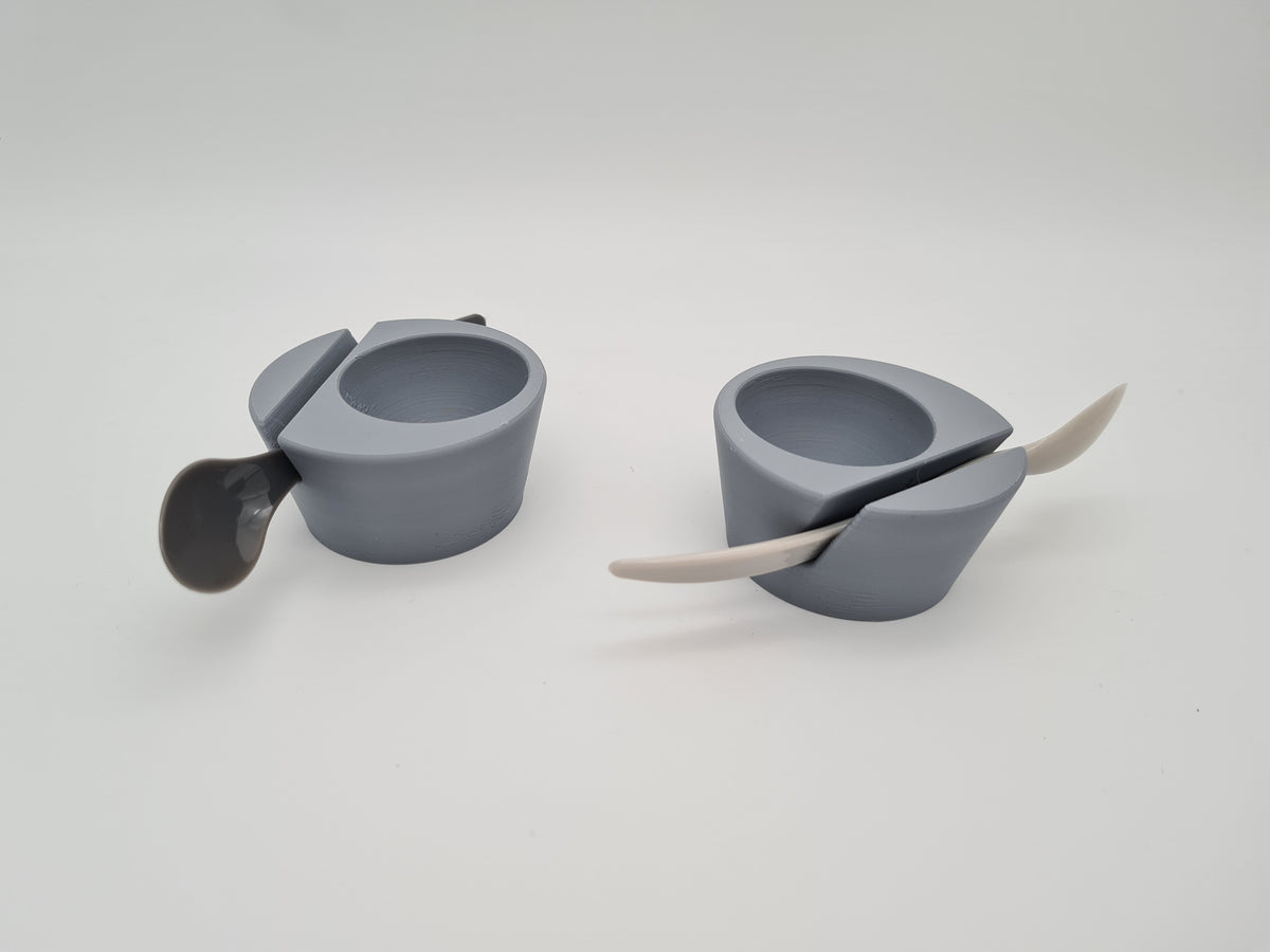 Eierbecher „Eggcellence“ in Nardo Gray mit Löffelhalter – Frühstücksdeko aus mattem PLA, 3D-Druck von print3design