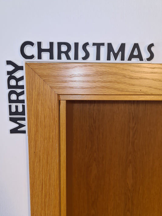 3D-Schriftzug „Merry Christmas“ für den Türrahmen, Schrift Charcoal mit Rahmen in Bone White – Weihnachtsdeko aus mattem PLA, 3D-Druck von print3design