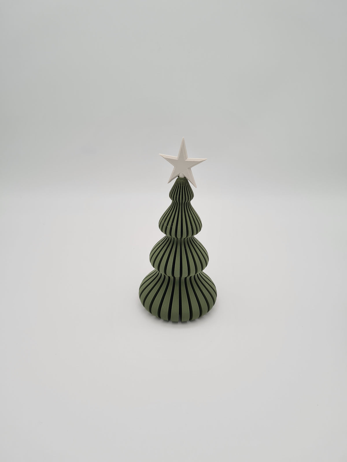 Deko-Weihnachtsbaum in Dark Green mit Stern in Bone White, 16,5 cm – Weihnachtsdeko aus mattem PLA, 3D-Druck von print3design