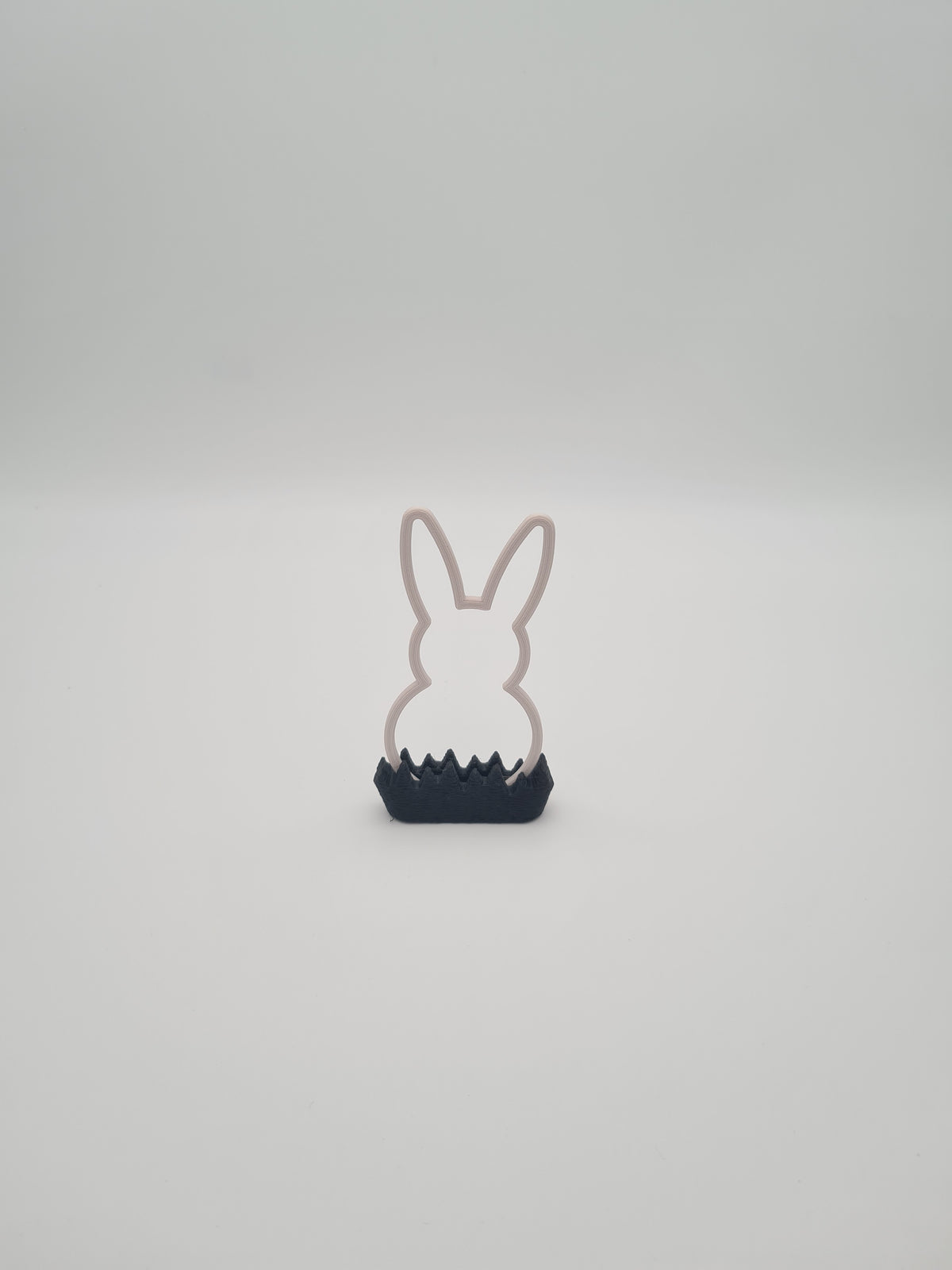 Osterhase „Outline“ klein in Bone White mit Sockel in Charcoal – 3D-Druck aus PLA von print3design