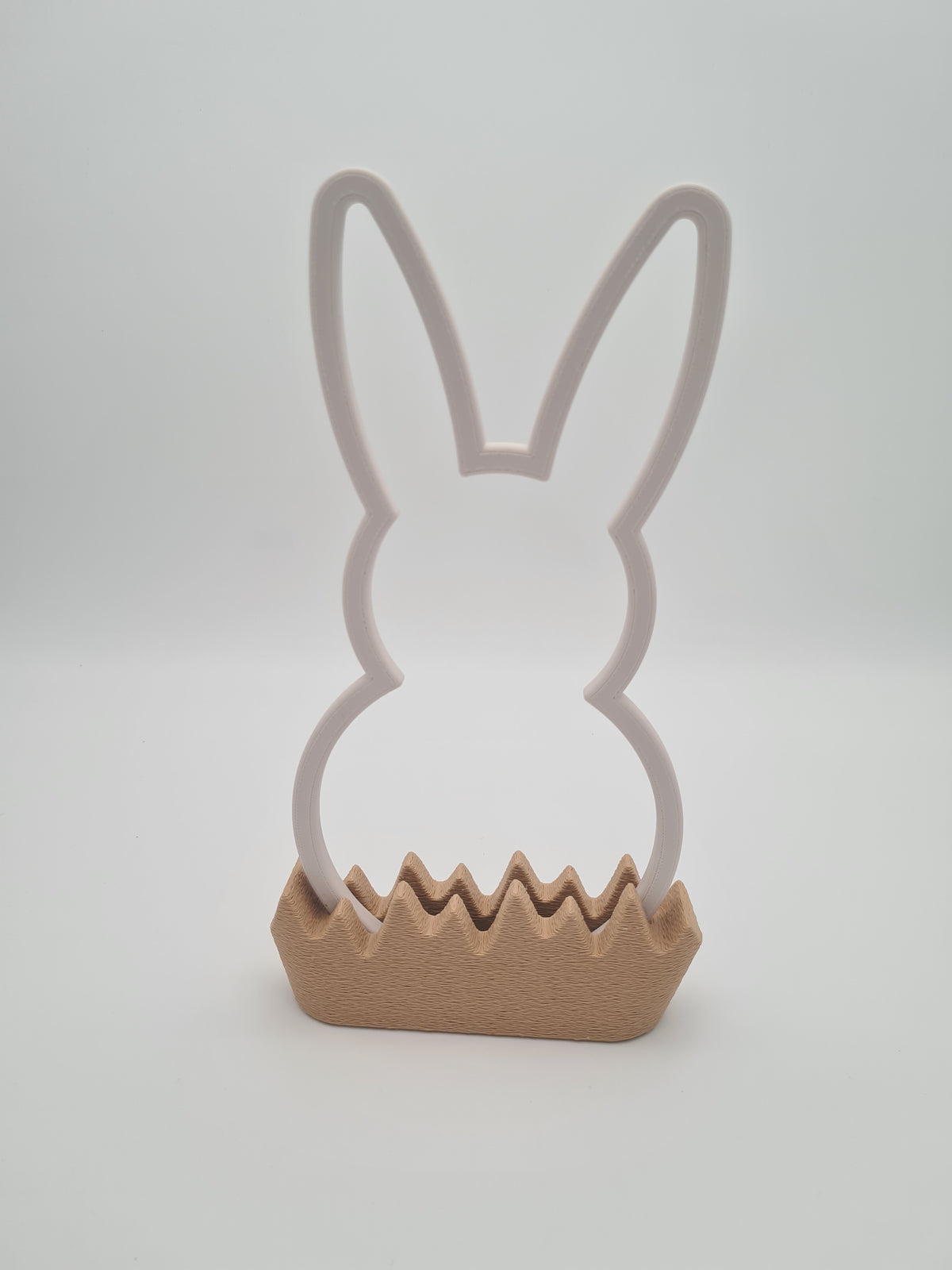 Osterhase „Outline“ groß in Bone White mit Sockel in Latte Brown – 3D-Druck aus PLA von print3design