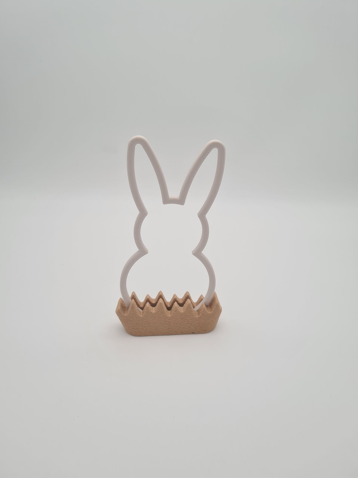 Osterhase „Outline“ mittel in Bone White mit Sockel in Latte Brown – 3D-Druck aus PLA von print3design