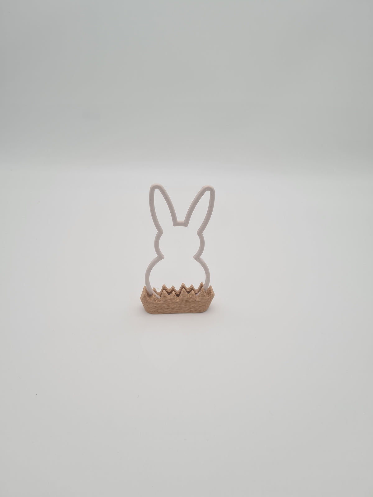 Osterhase „Outline“ klein in Bone White mit Sockel in Latte Brown – 3D-Druck aus PLA von print3design