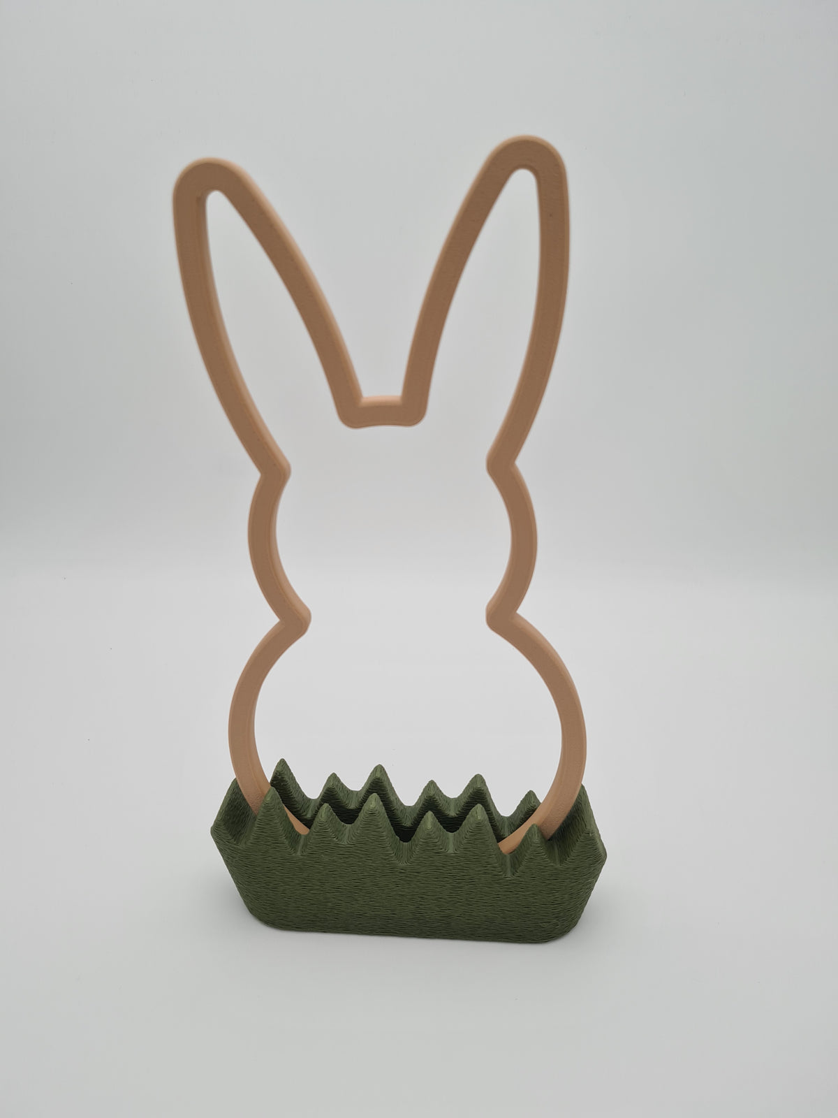 Osterhase „Outline“ groß in Latte Brown mit Sockel in Dark Green – 3D-Druck aus PLA von print3design