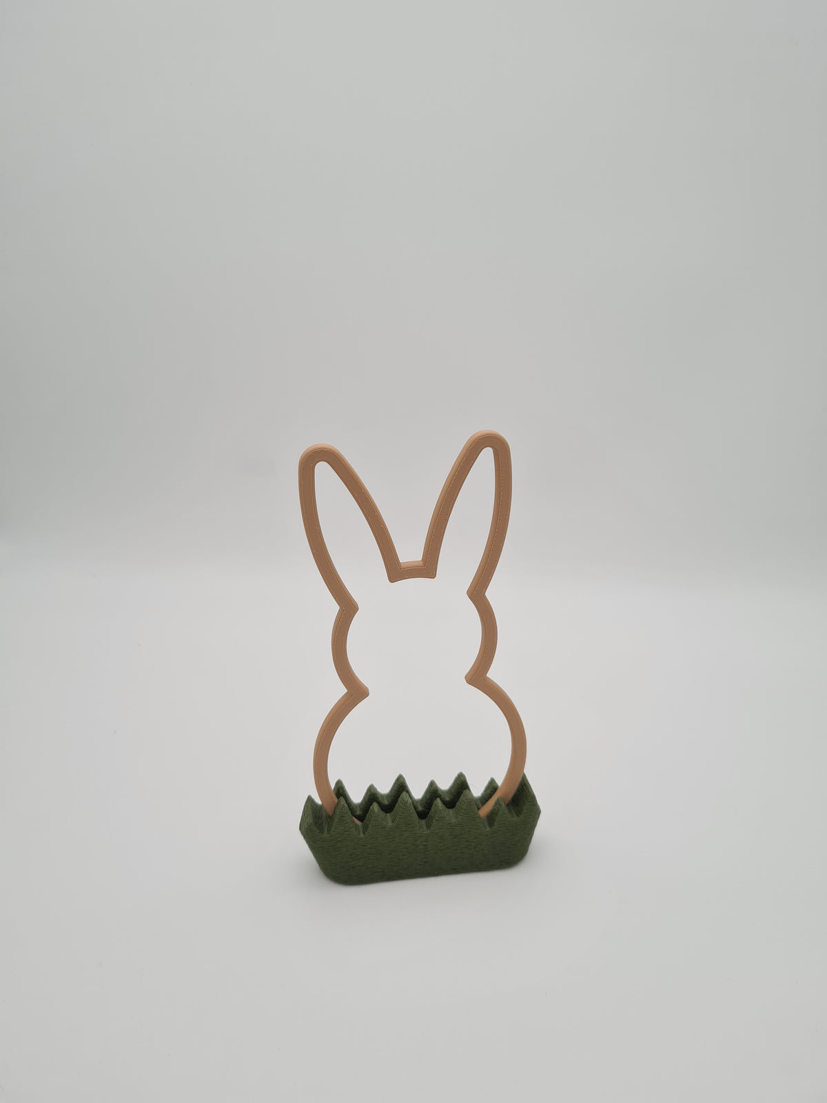 Osterhase „Outline“ mittel in Latte Brown mit Sockel in Dark Green – 3D-Druck aus PLA von print3design