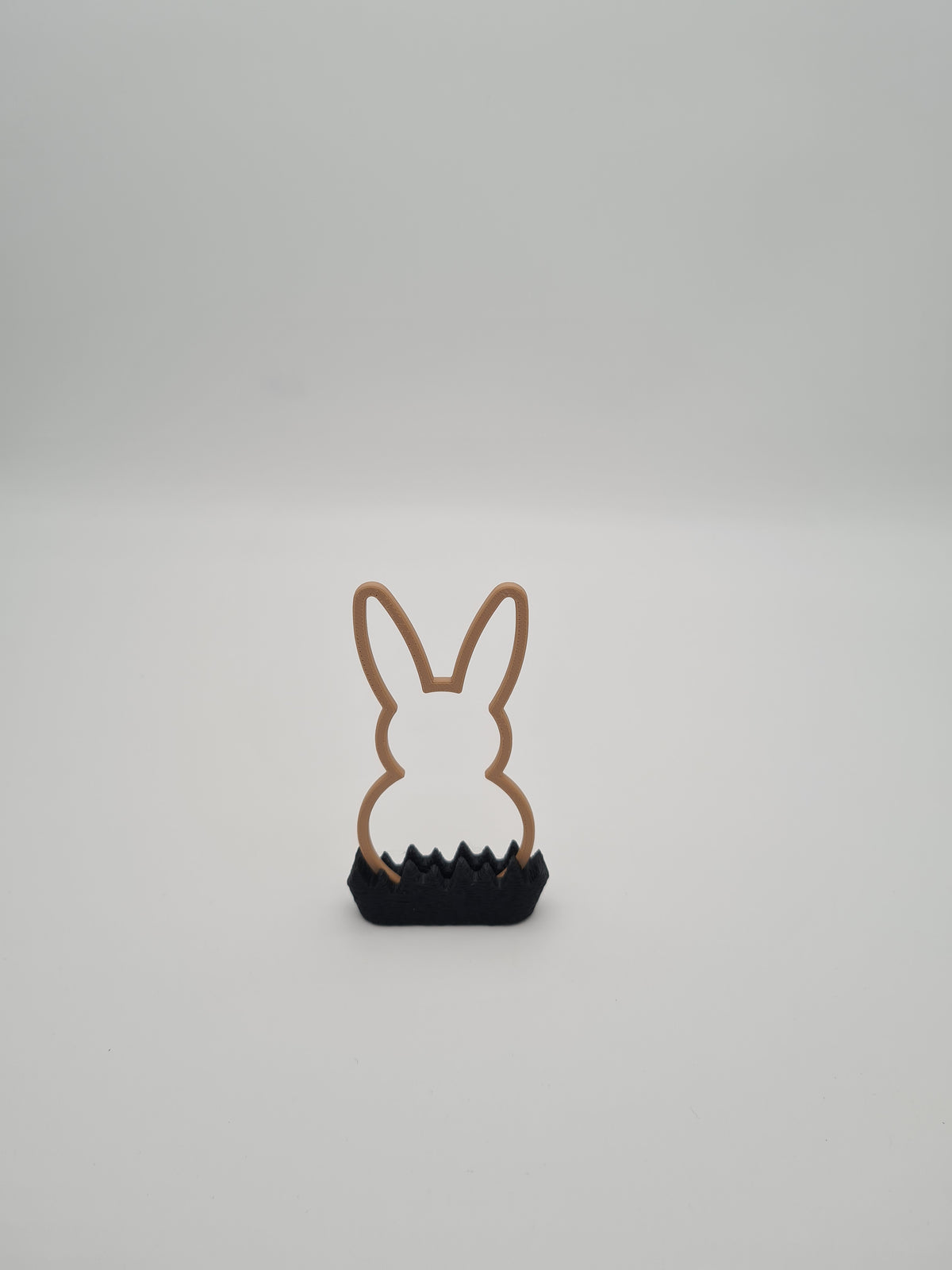 Osterhase „Outline“ klein in Latte Brown mit Sockel in Charcoal – 3D-Druck aus PLA von print3design