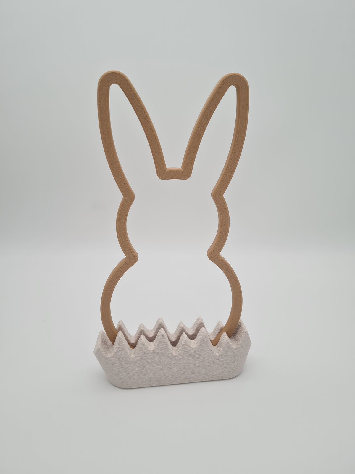 Osterhase „Outline“ groß in Latte Brown mit Sockel in Bone White – 3D-Druck aus PLA von print3design