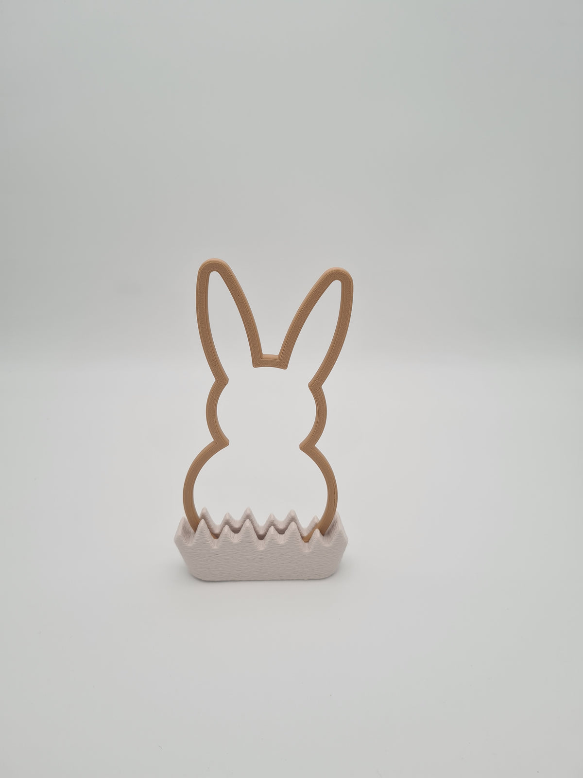 Osterhase „Outline“ mittel in Latte Brown mit Sockel in Bone White – 3D-Druck aus PLA von print3design