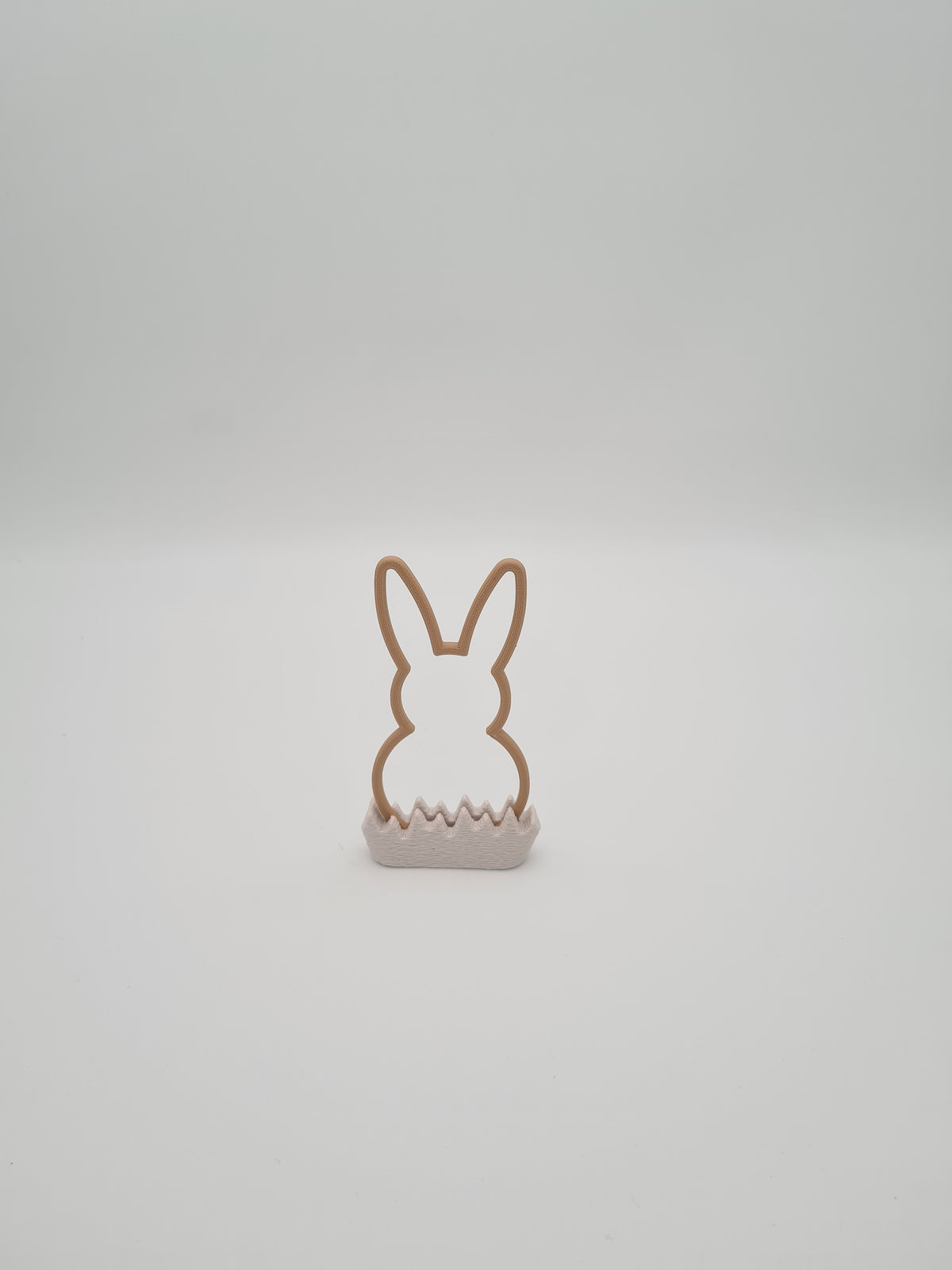 Osterhase „Outline“ klein in Latte Brown mit Sockel in Bone White – 3D-Druck aus PLA von print3design