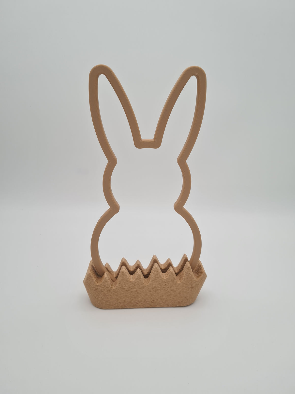 Osterhase „Outline“ groß in Latte Brown mit Sockel in Latte Brown – 3D-Druck aus PLA von print3design