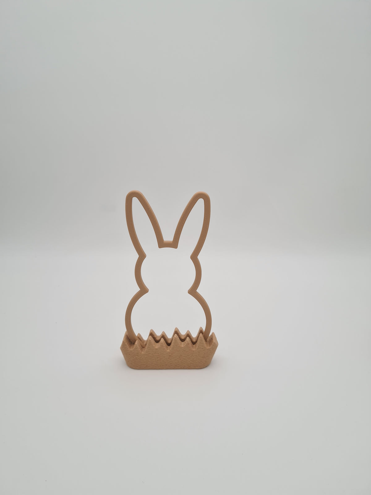 Osterhase „Outline“ mittel in Latte Brown mit Sockel in Latte Brown – 3D-Druck aus PLA von print3design