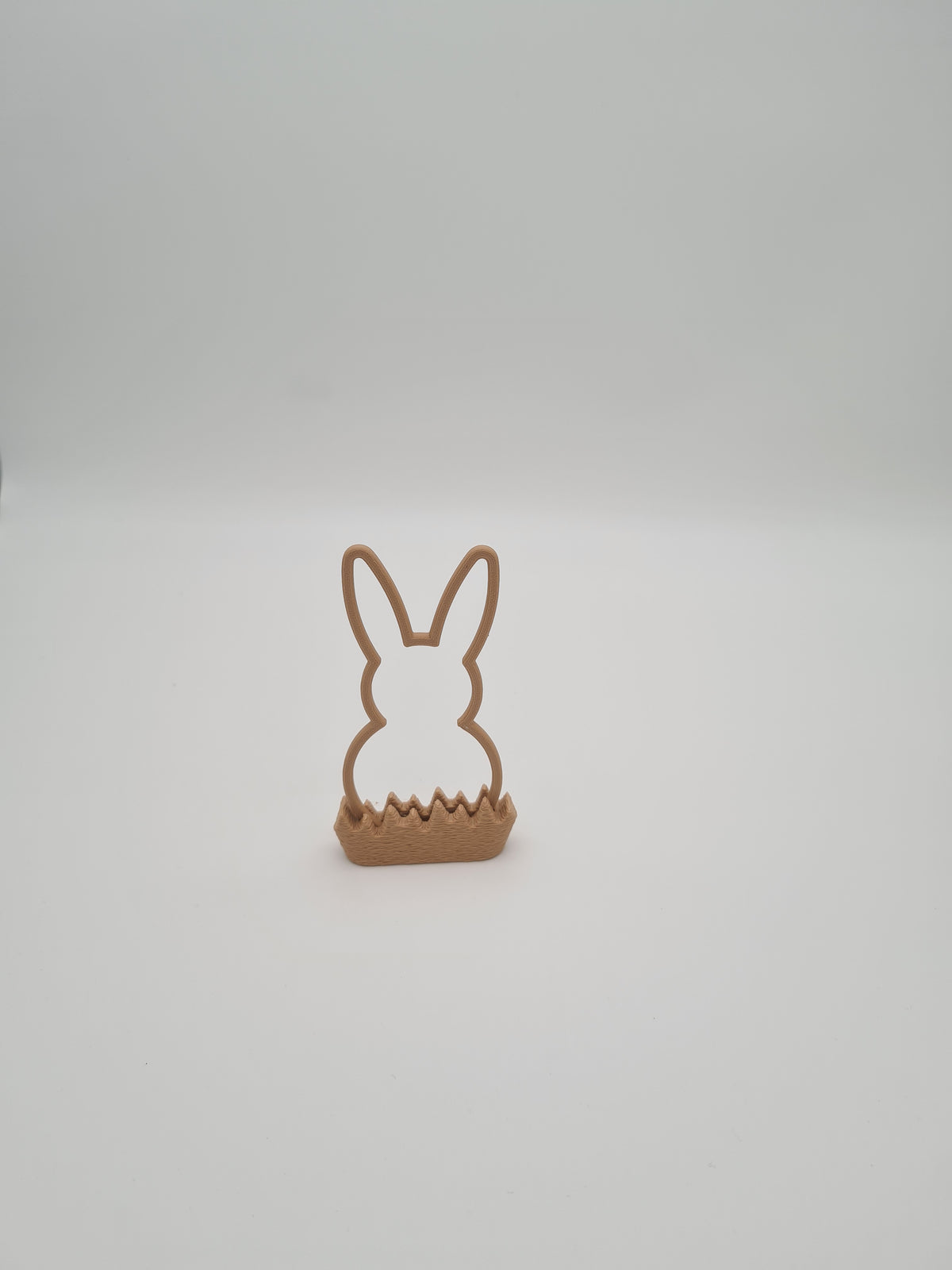 Osterhase „Outline“ klein in Latte Brown mit Sockel in Latte Brown – 3D-Druck aus PLA von print3design