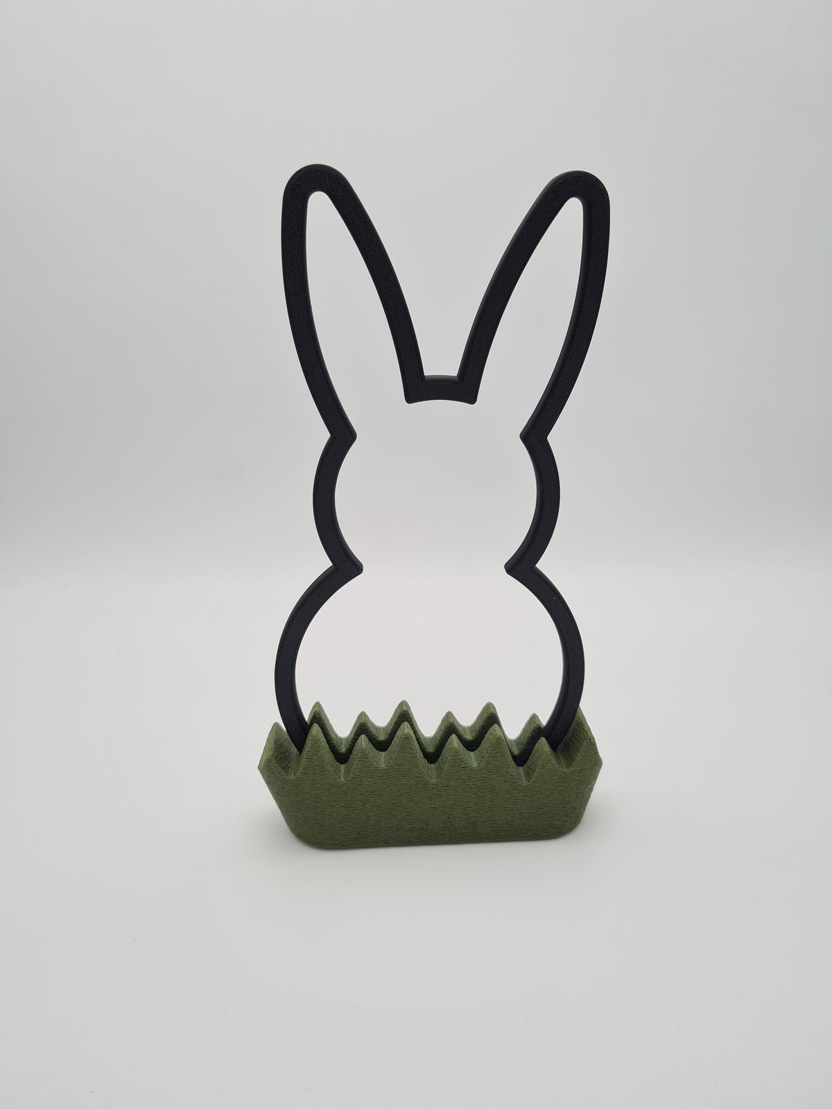 Osterhase „Outline“ groß in Charcoal mit Sockel in Dark Green – 3D-Druck aus PLA von print3design
