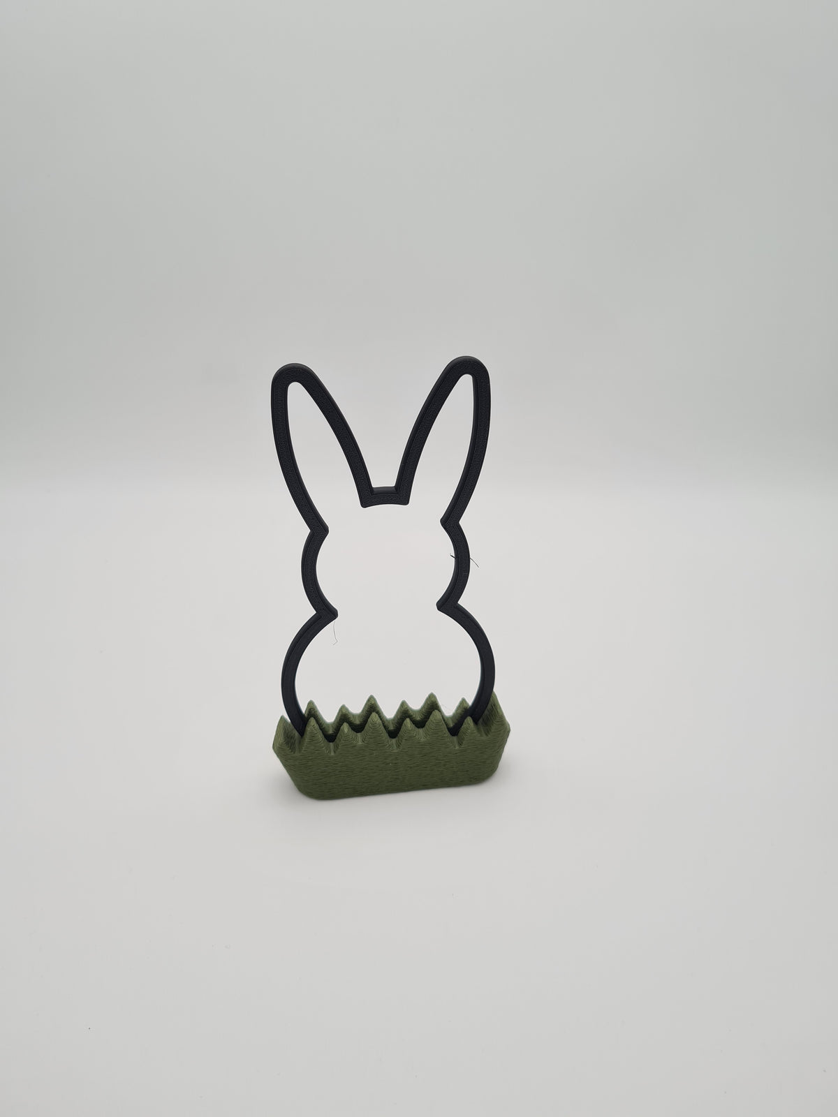 Osterhase „Outline“ mittel in Charcoal mit Sockel in Dark Green – 3D-Druck aus PLA von print3design