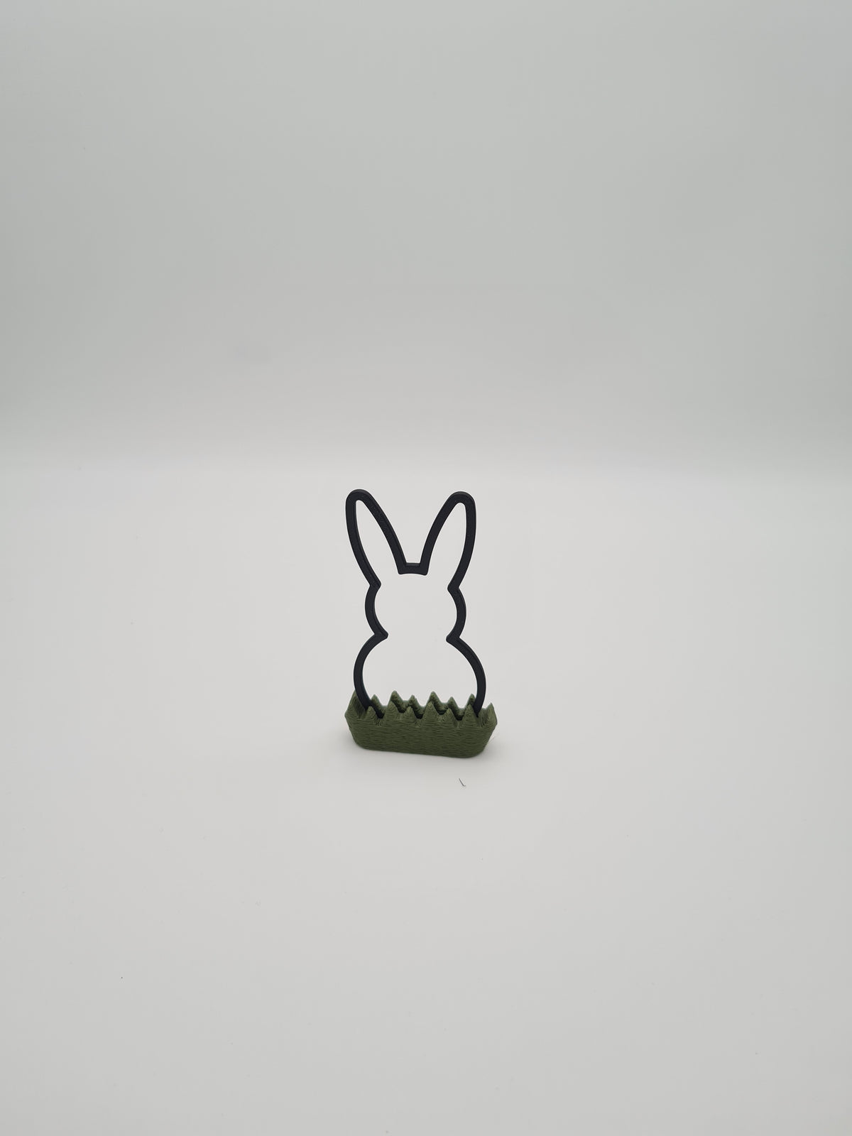 Osterhase „Outline“ klein in Charcoal mit Sockel in Dark Green – 3D-Druck aus PLA von print3design