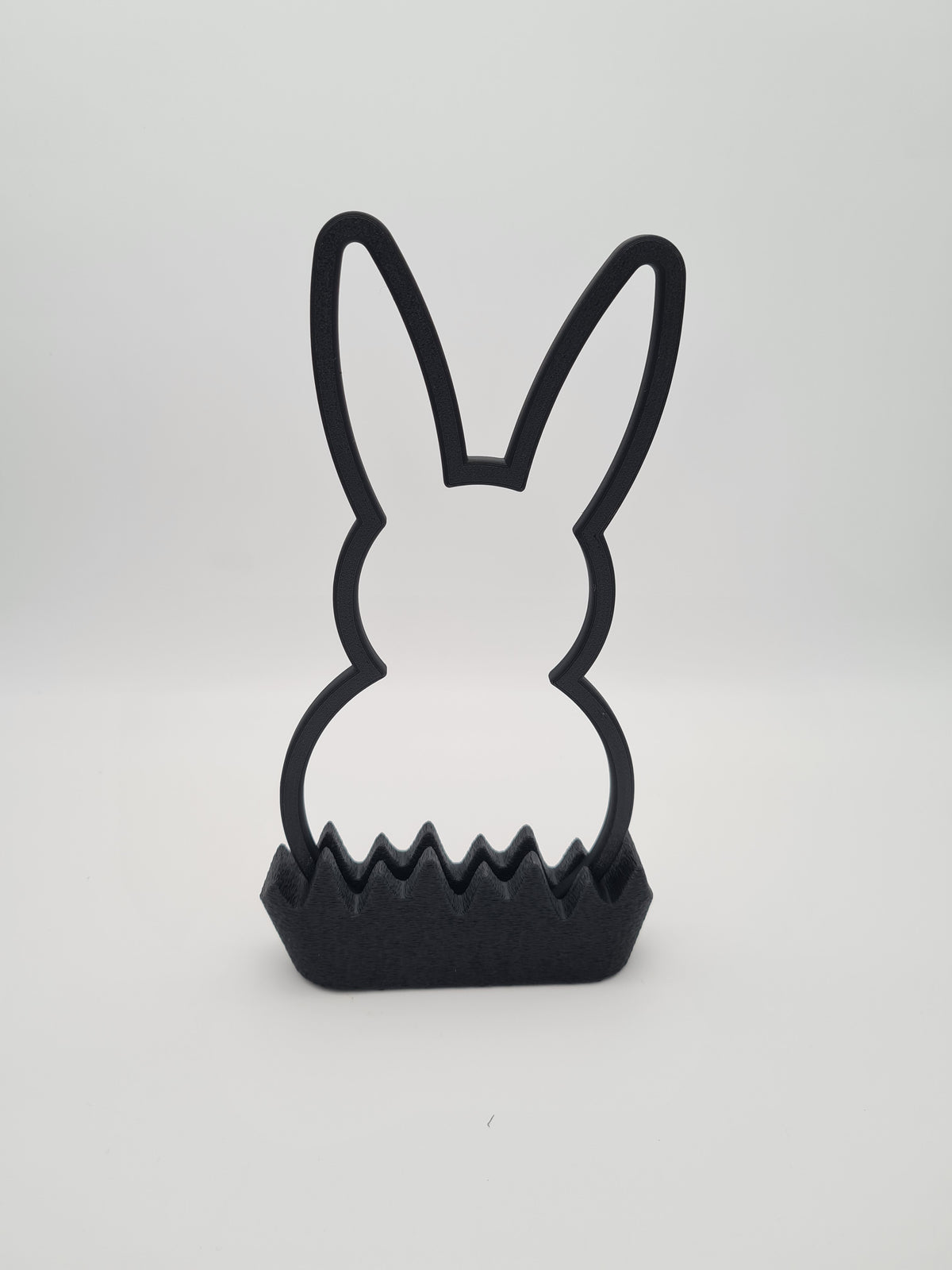 Osterhase „Outline“ groß in Charcoal mit Sockel in Charcoal – 3D-Druck aus PLA von print3design