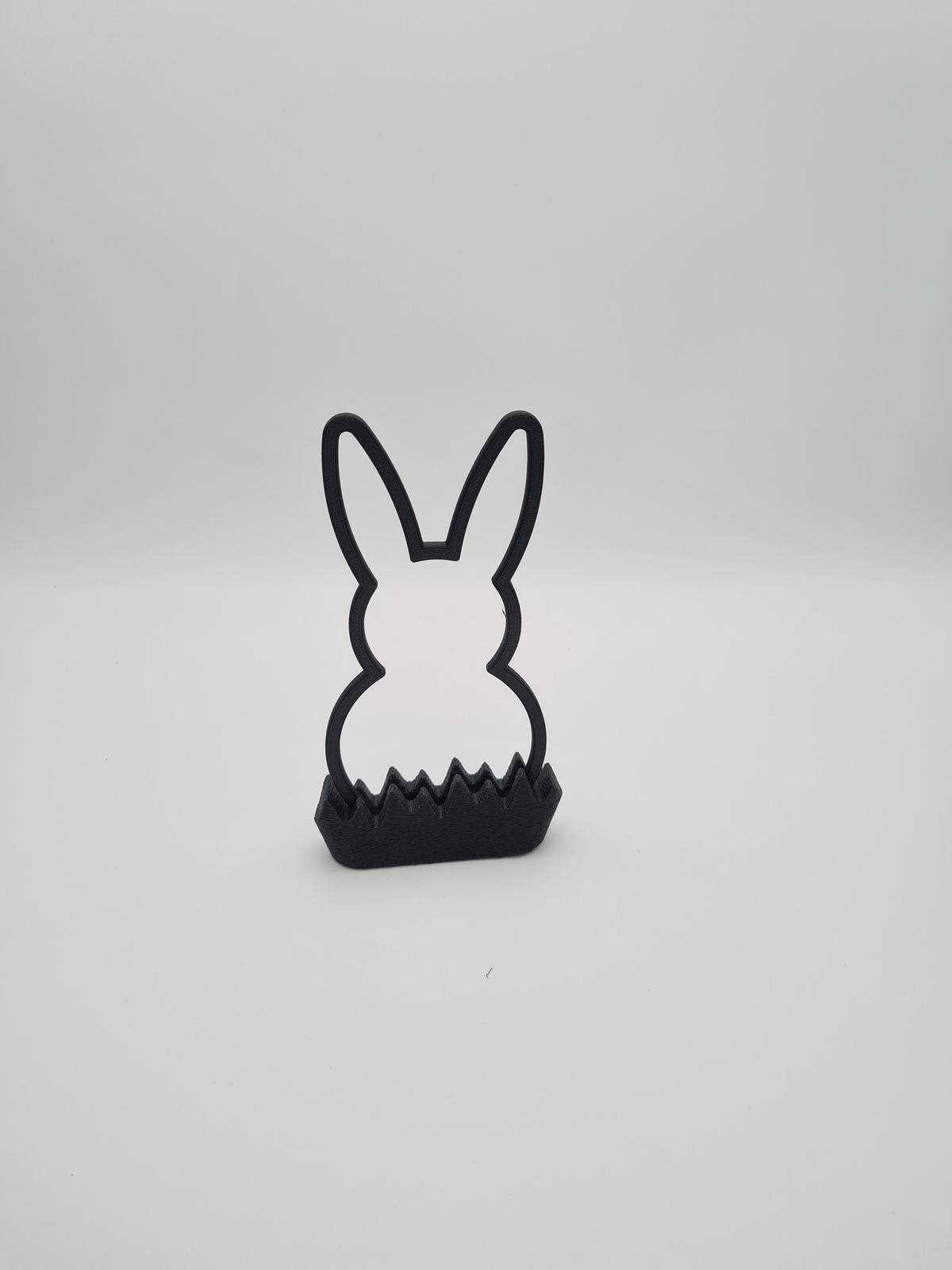 Osterhase „Outline“ mittel in Charcoal mit Sockel in Charcoal – 3D-Druck aus PLA von print3design