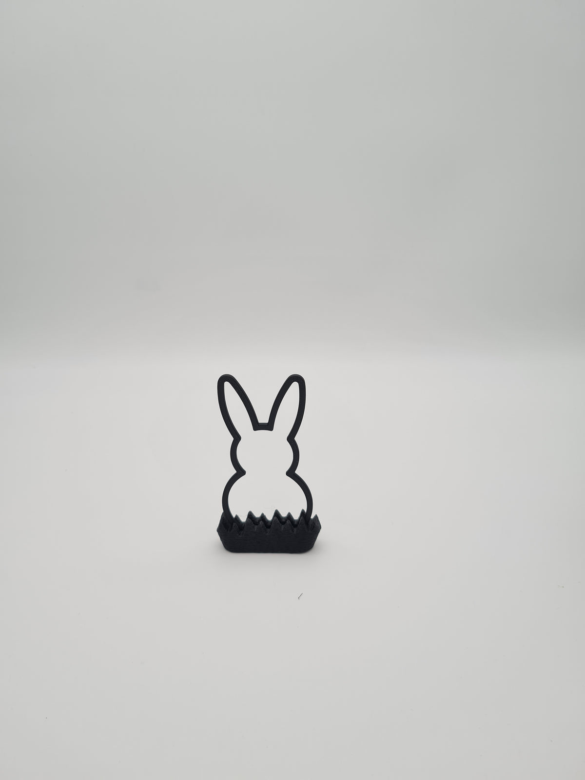 Osterhase „Outline“ klein in Charcoal mit Sockel in Charcoal – 3D-Druck aus PLA von print3design