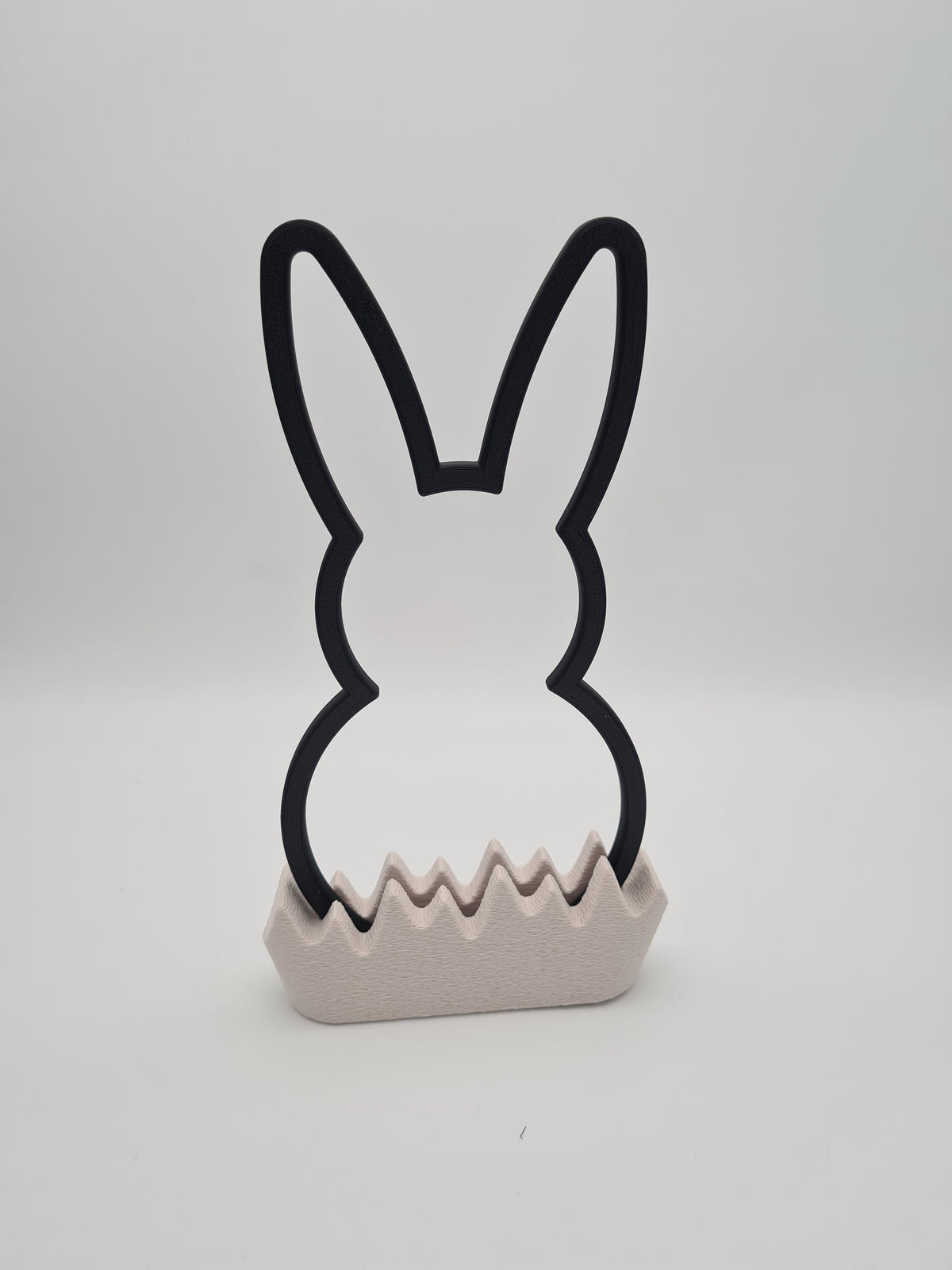 Osterhase „Outline“ groß in Charcoal mit Sockel in Bone White – 3D-Druck aus PLA von print3design