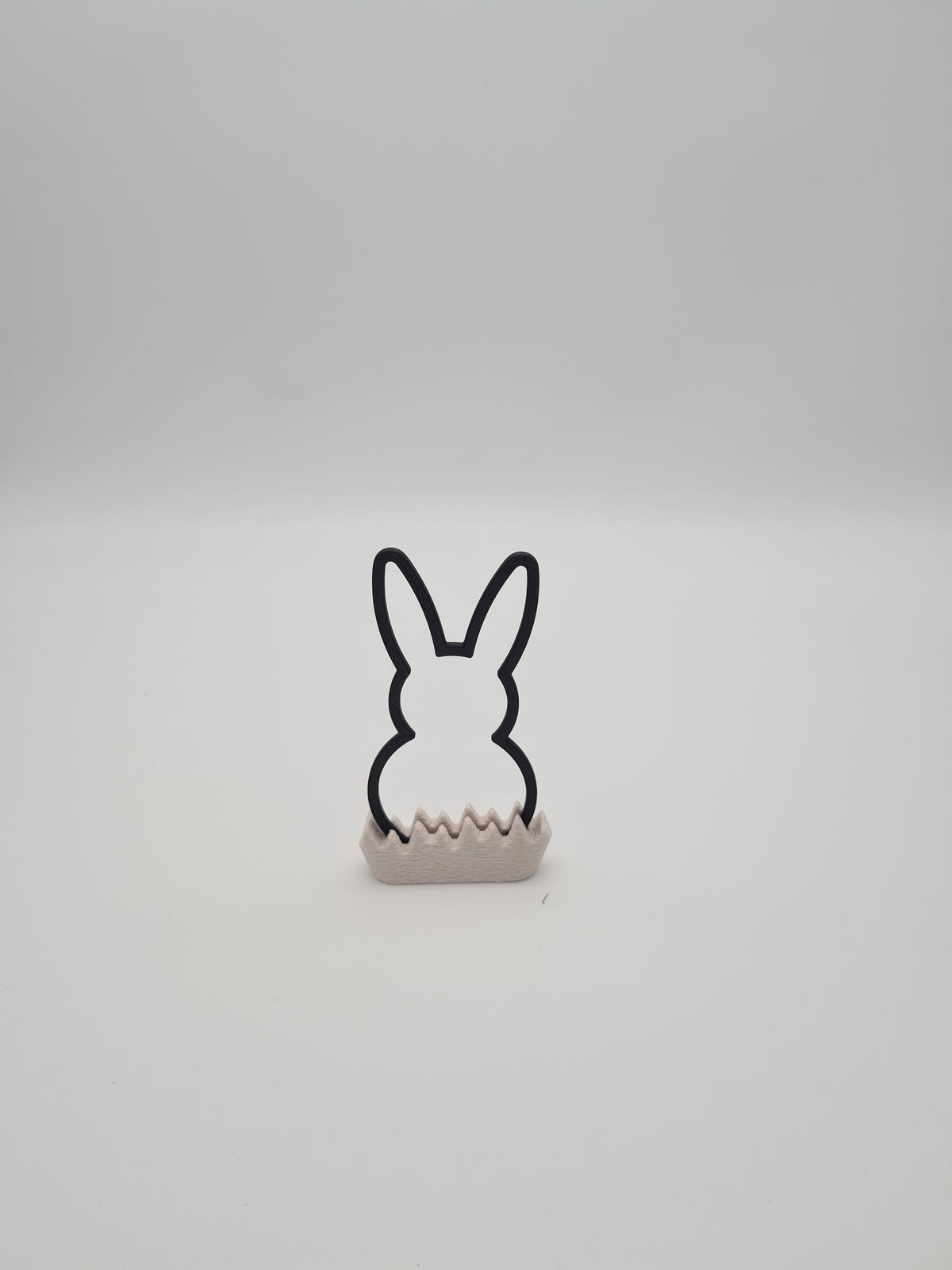Osterhase „Outline“ klein in Charcoal mit Sockel in Bone White – 3D-Druck aus PLA von print3design