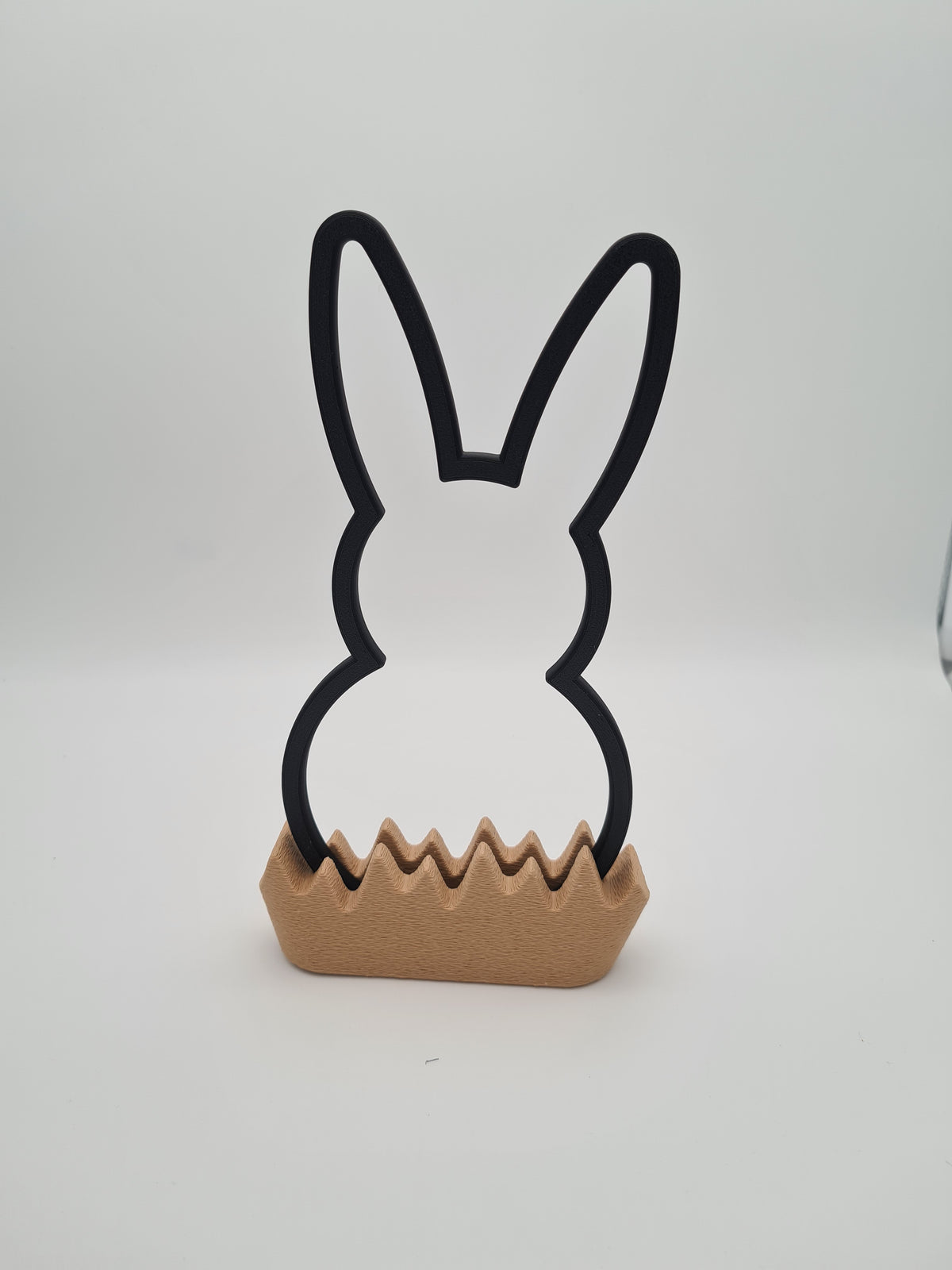 Osterhase „Outline“ groß in Charcoal mit Sockel in Latte Brown – 3D-Druck aus PLA von print3design