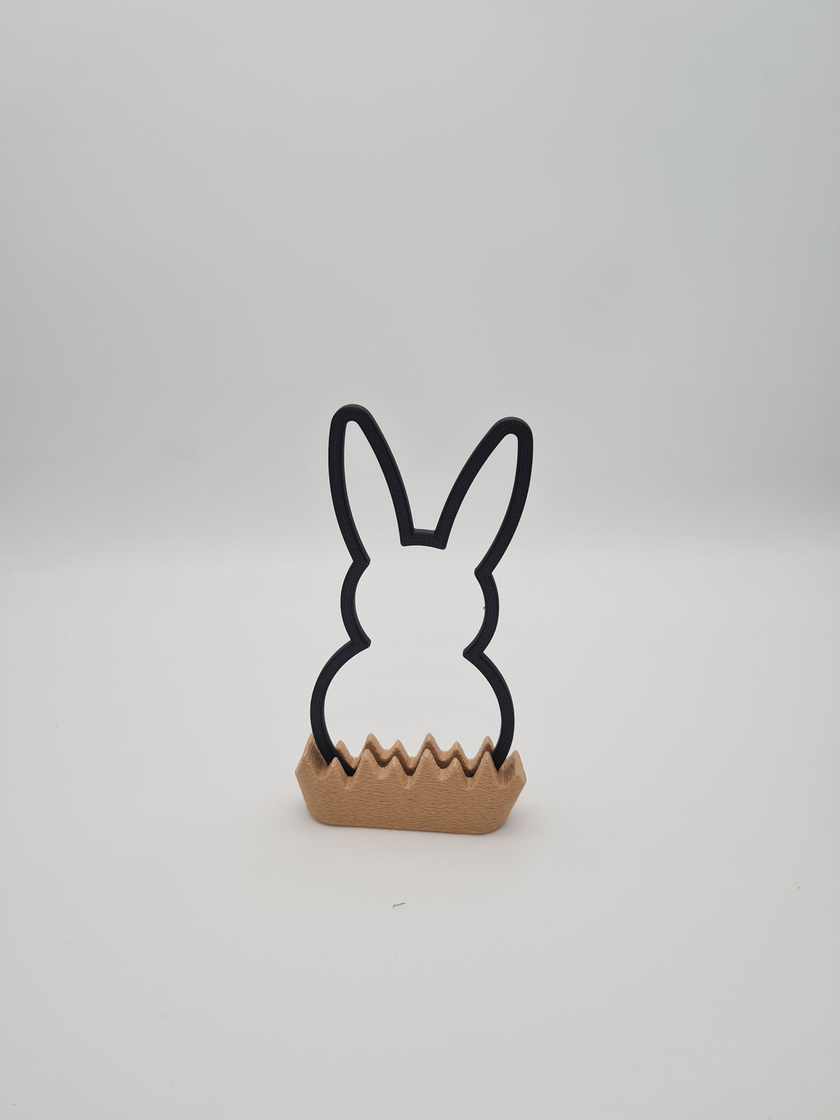 Osterhase „Outline“ mittel in Charcoal mit Sockel in Latte Brown – 3D-Druck aus PLA von print3design