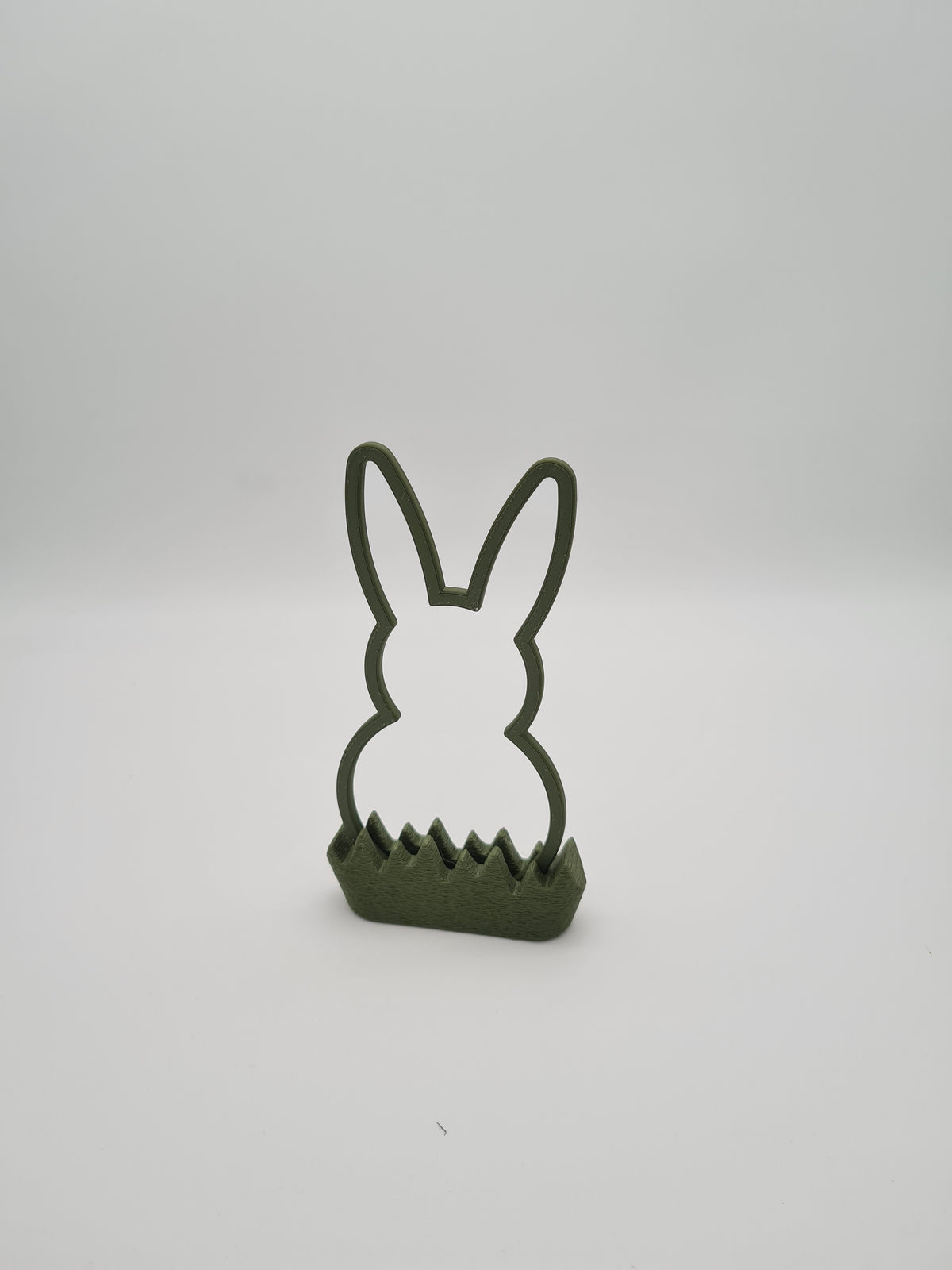 Osterhase „Outline“ mittel in Dark Green mit Sockel in Dark Green – 3D-Druck aus PLA von print3design