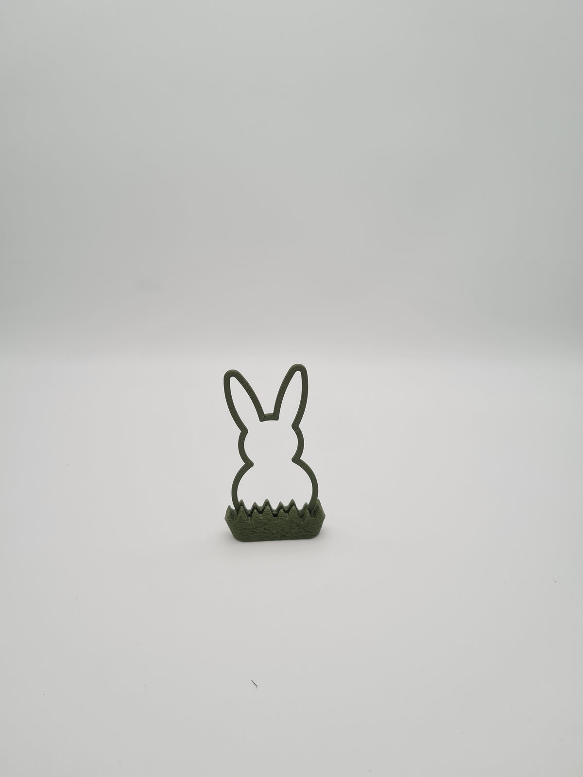 Osterhase „Outline“ klein in Dark Green mit Sockel in Dark Green – 3D-Druck aus PLA von print3design