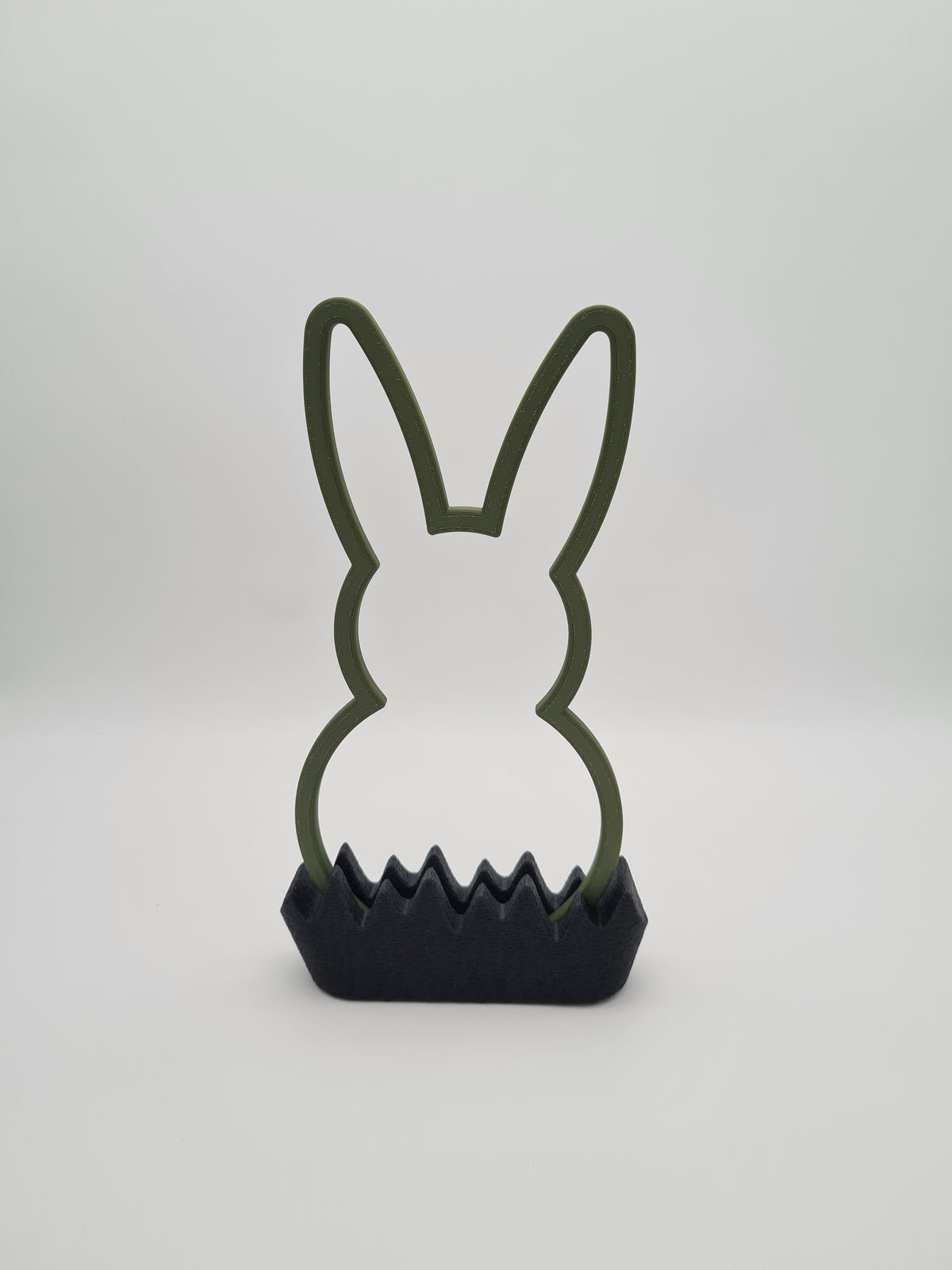 Osterhase „Outline“ groß in Dark Green mit Sockel in Charcoal – 3D-Druck aus PLA von print3design