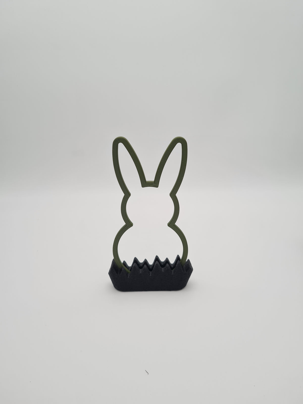Osterhase „Outline“ mittel in Dark Green mit Sockel in Charcoal – 3D-Druck aus PLA von print3design