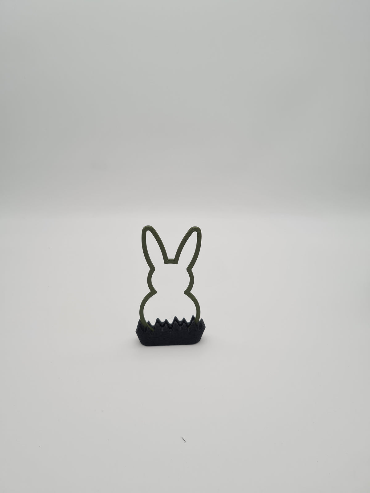 Osterhase „Outline“ klein in Dark Green mit Sockel in Charcoal – 3D-Druck aus PLA von print3design