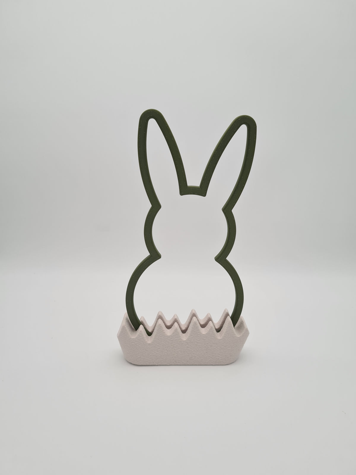Osterhase „Outline“ groß in Dark Green mit Sockel in Bone White – 3D-Druck aus PLA von print3design