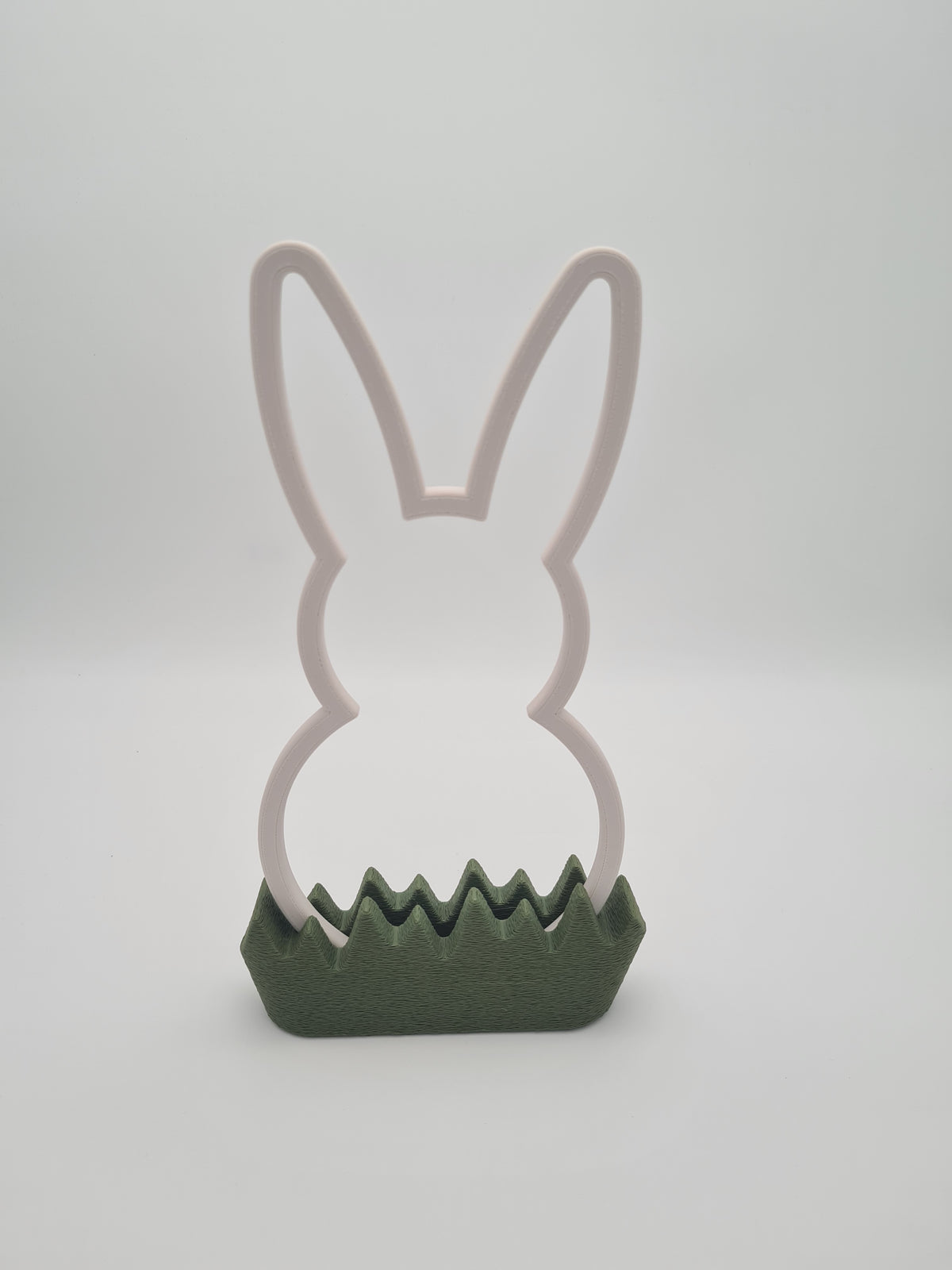 Osterhase „Outline“ groß in Bone White mit Sockel in Dark Green – 3D-Druck aus PLA von print3design