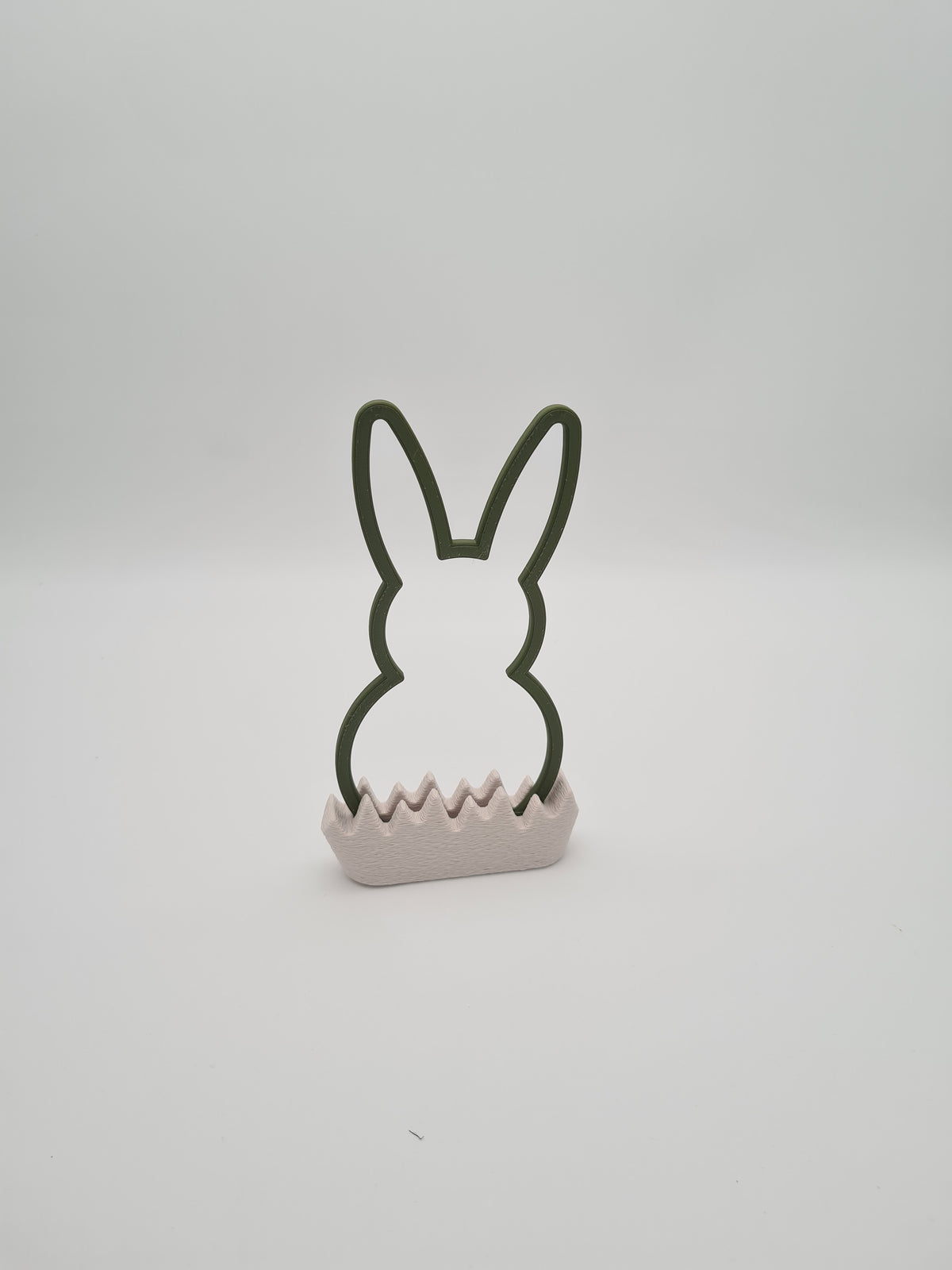 Osterhase „Outline“ mittel in Dark Green mit Sockel in Bone White – 3D-Druck aus PLA von print3design