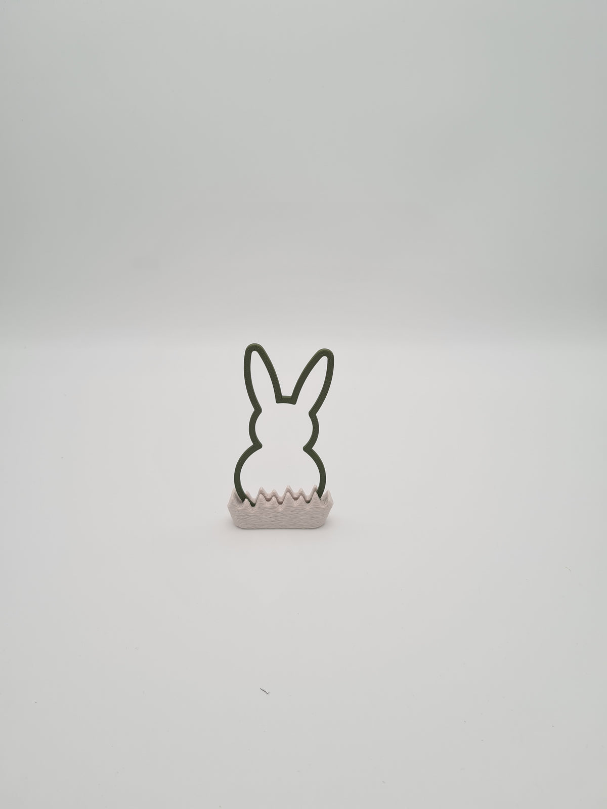 Osterhase „Outline“ klein in Dark Green mit Sockel in Bone White – 3D-Druck aus PLA von print3design