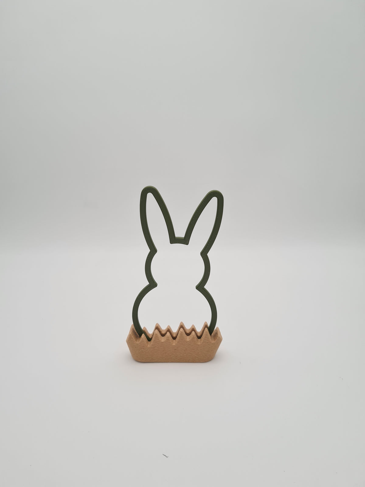 Osterhase „Outline“ mittel in Dark Green mit Sockel in Latte Brown – 3D-Druck aus PLA von print3design