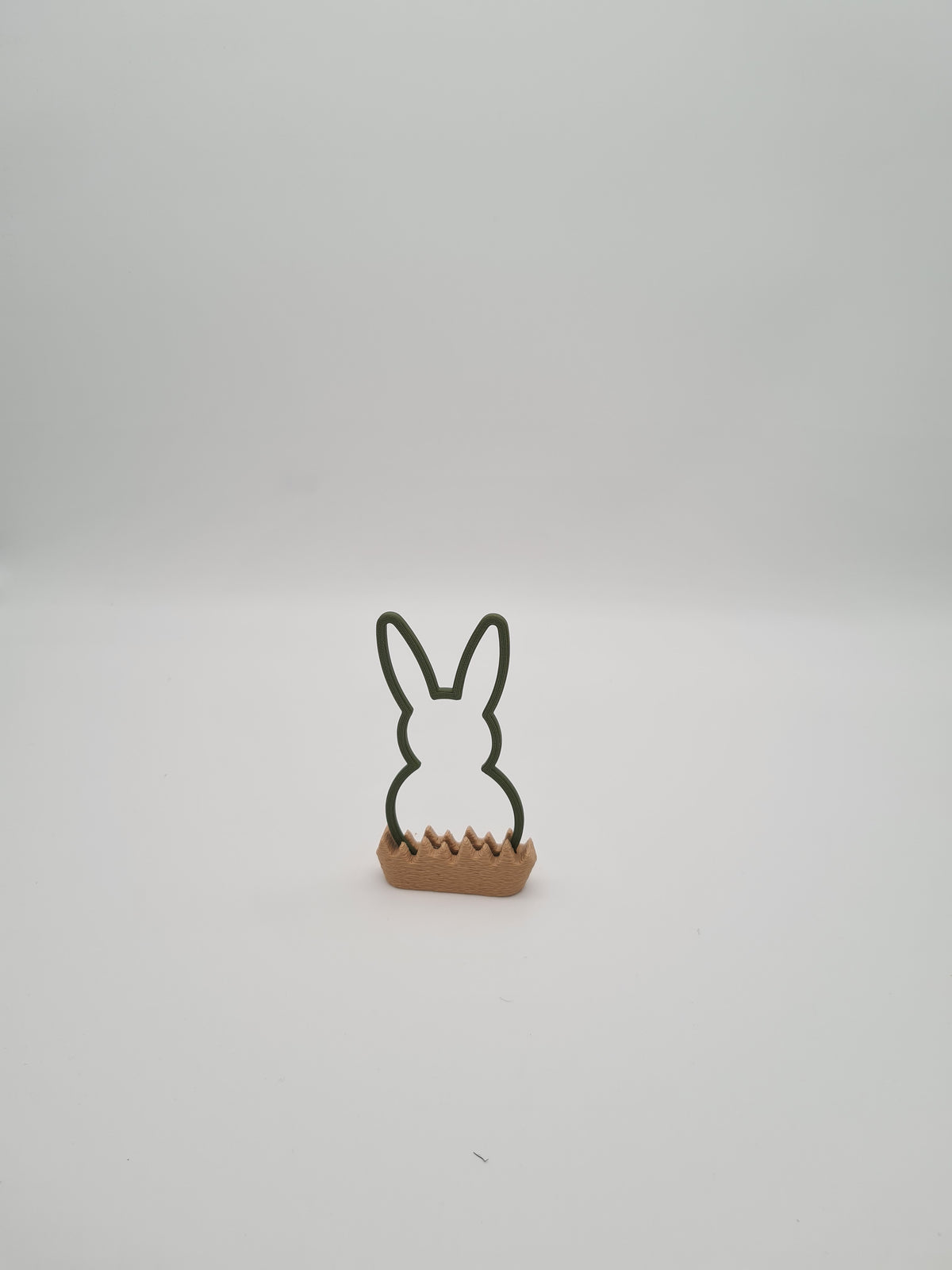 Osterhase „Outline“ klein in Dark Green mit Sockel in Latte Brown – 3D-Druck aus PLA von print3design