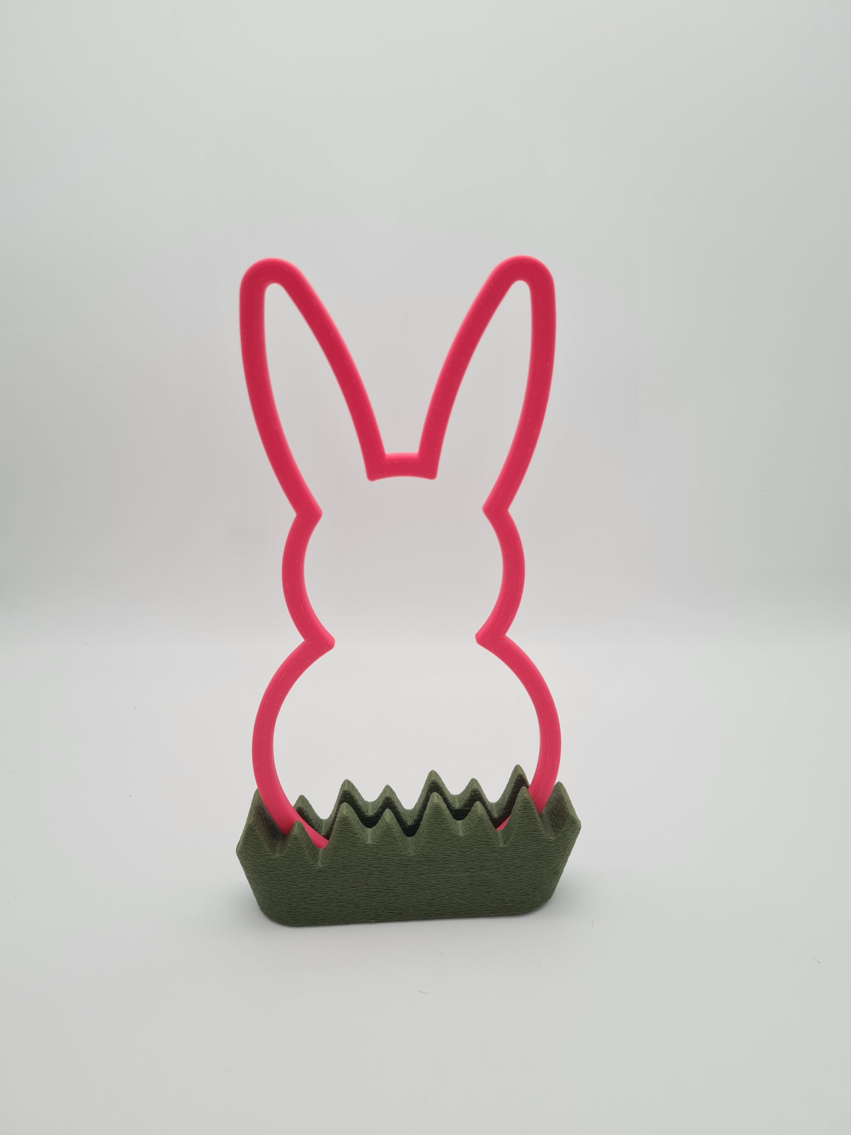 Osterhase „Outline“ groß in Hot Pink mit Sockel in Dark Green – 3D-Druck aus PLA von print3design