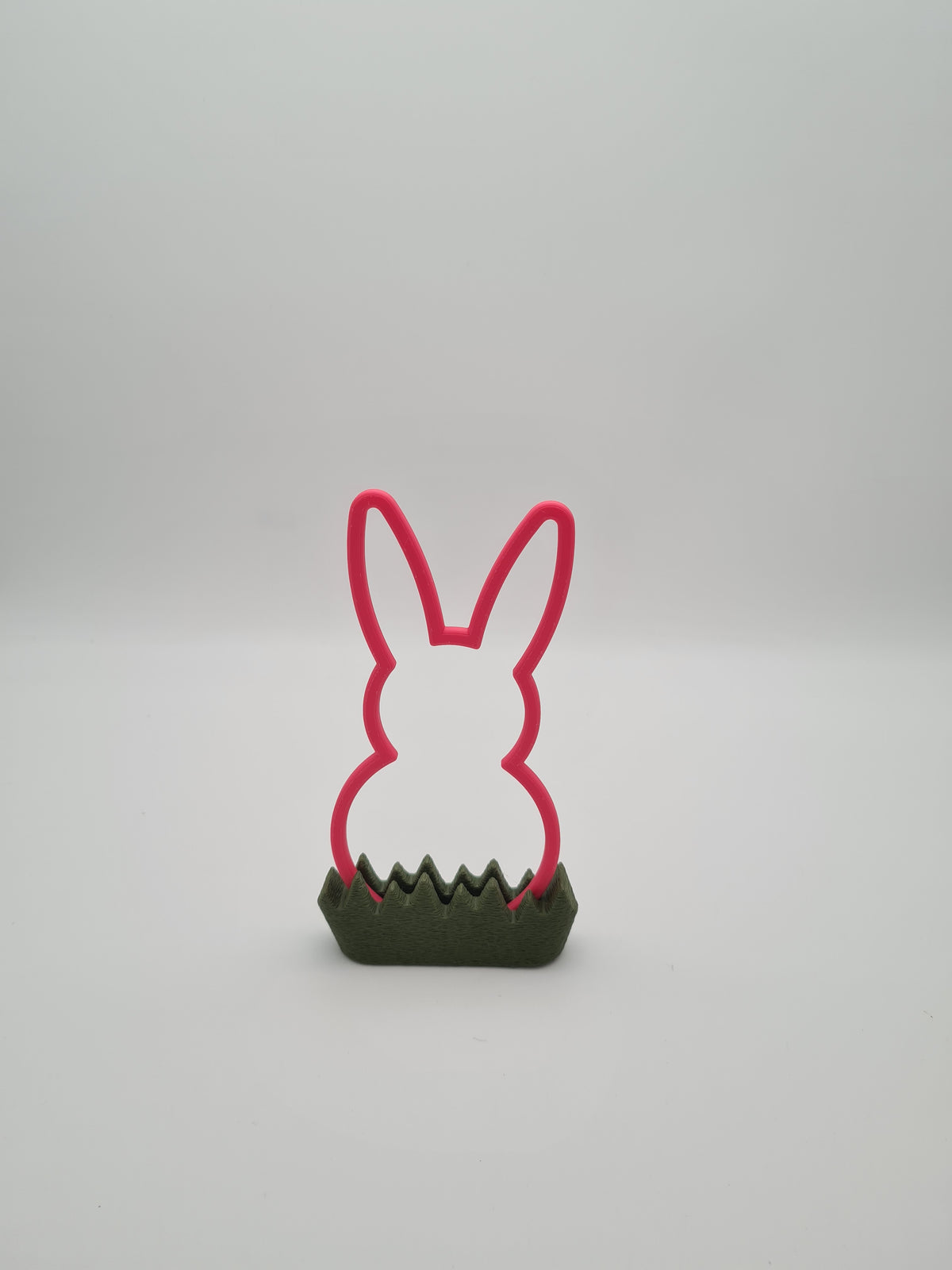 Osterhase „Outline“ mittel in Hot Pink mit Sockel in Dark Green – 3D-Druck aus PLA von print3design
