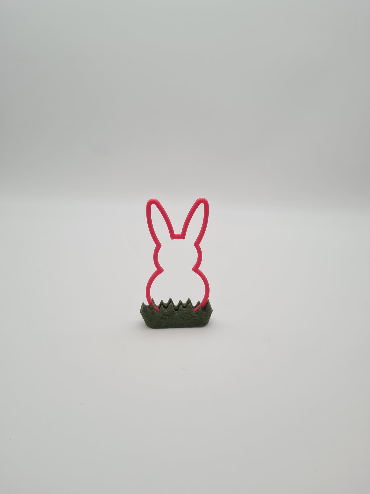 Osterhase „Outline“ klein in Hot Pink mit Sockel in Dark Green – 3D-Druck aus PLA von print3design