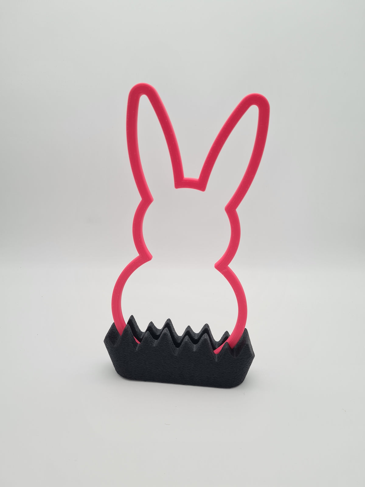 Osterhase „Outline“ groß in Hot Pink mit Sockel in Charcoal – 3D-Druck aus PLA von print3design
