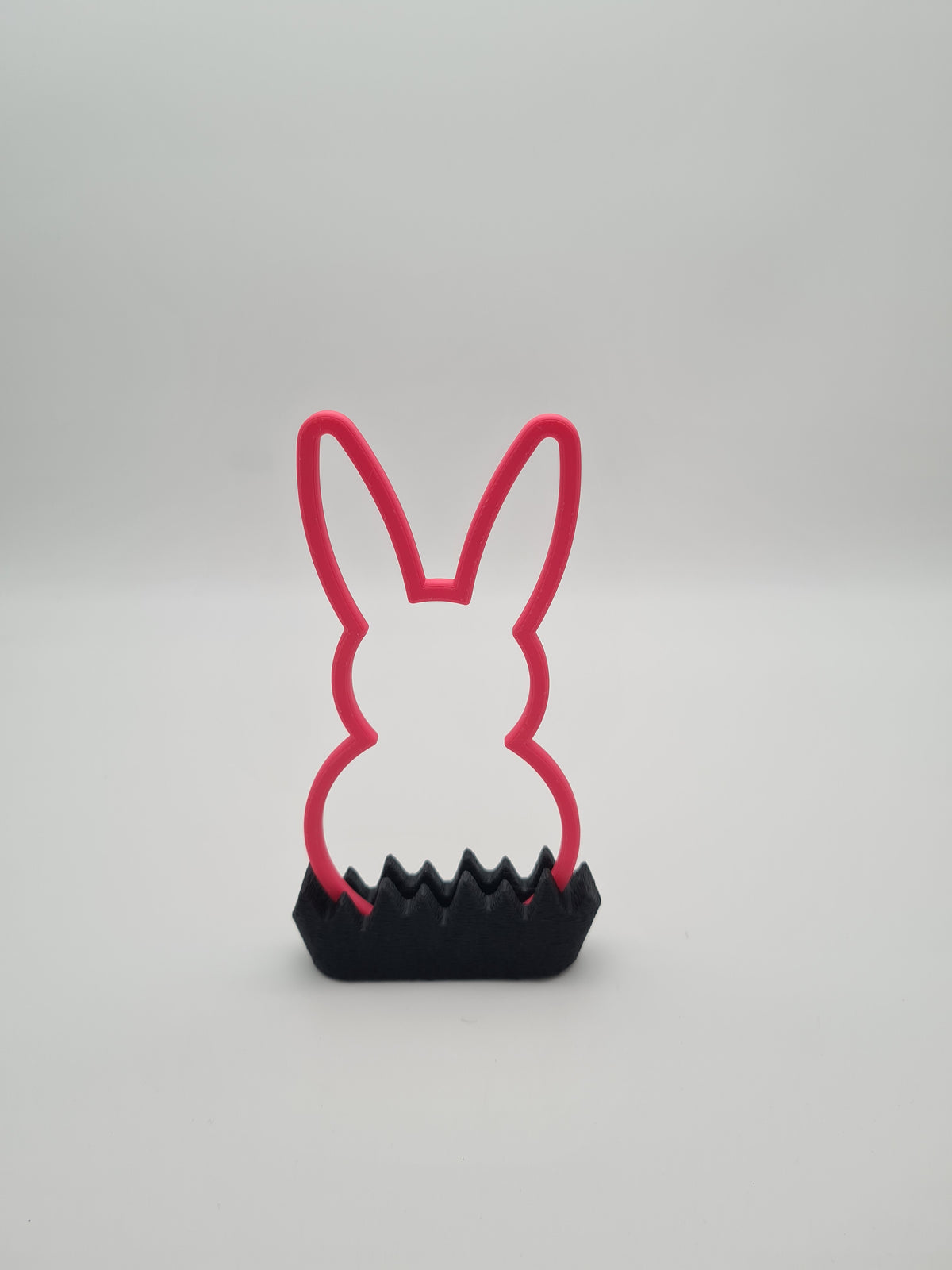 Osterhase „Outline“ mittel in Hot Pink mit Sockel in Charcoal – 3D-Druck aus PLA von print3design