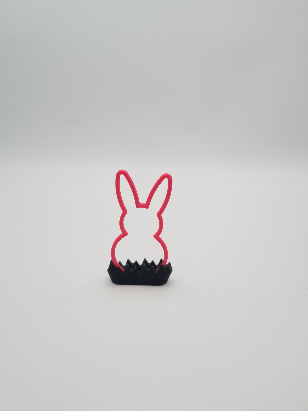 Osterhase „Outline“ klein in Hot Pink mit Sockel in Charcoal – 3D-Druck aus PLA von print3design