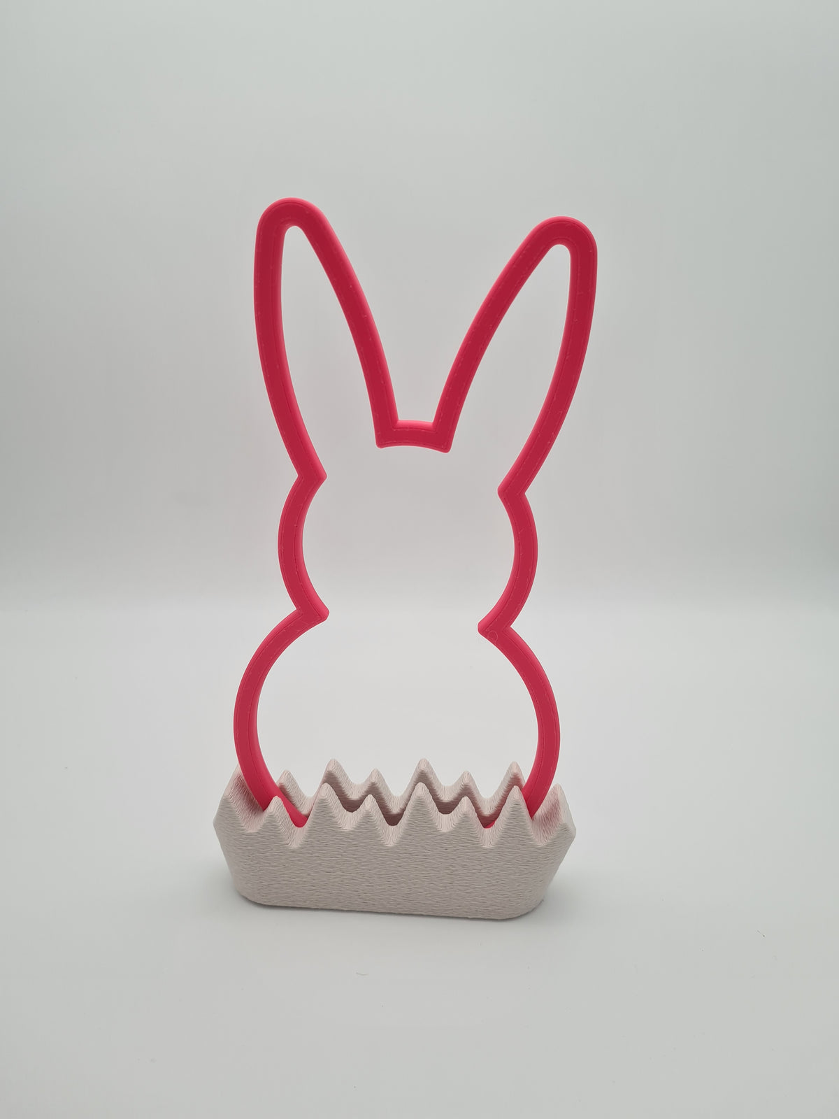 Osterhase „Outline“ groß in Hot Pink mit Sockel in Bone White – 3D-Druck aus PLA von print3design