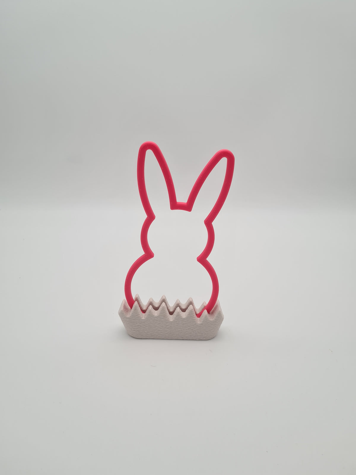 Osterhase „Outline“ mittel in Hot Pink mit Sockel in Bone White – 3D-Druck aus PLA von print3design