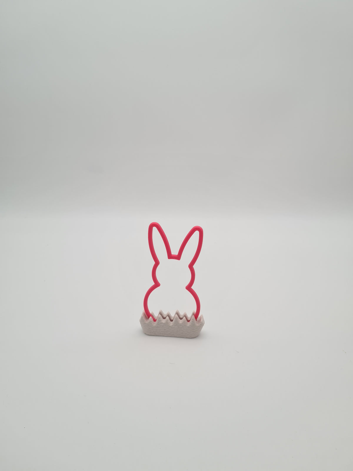 Osterhase „Outline“ klein in Hot Pink mit Sockel in Bone White – 3D-Druck aus PLA von print3design